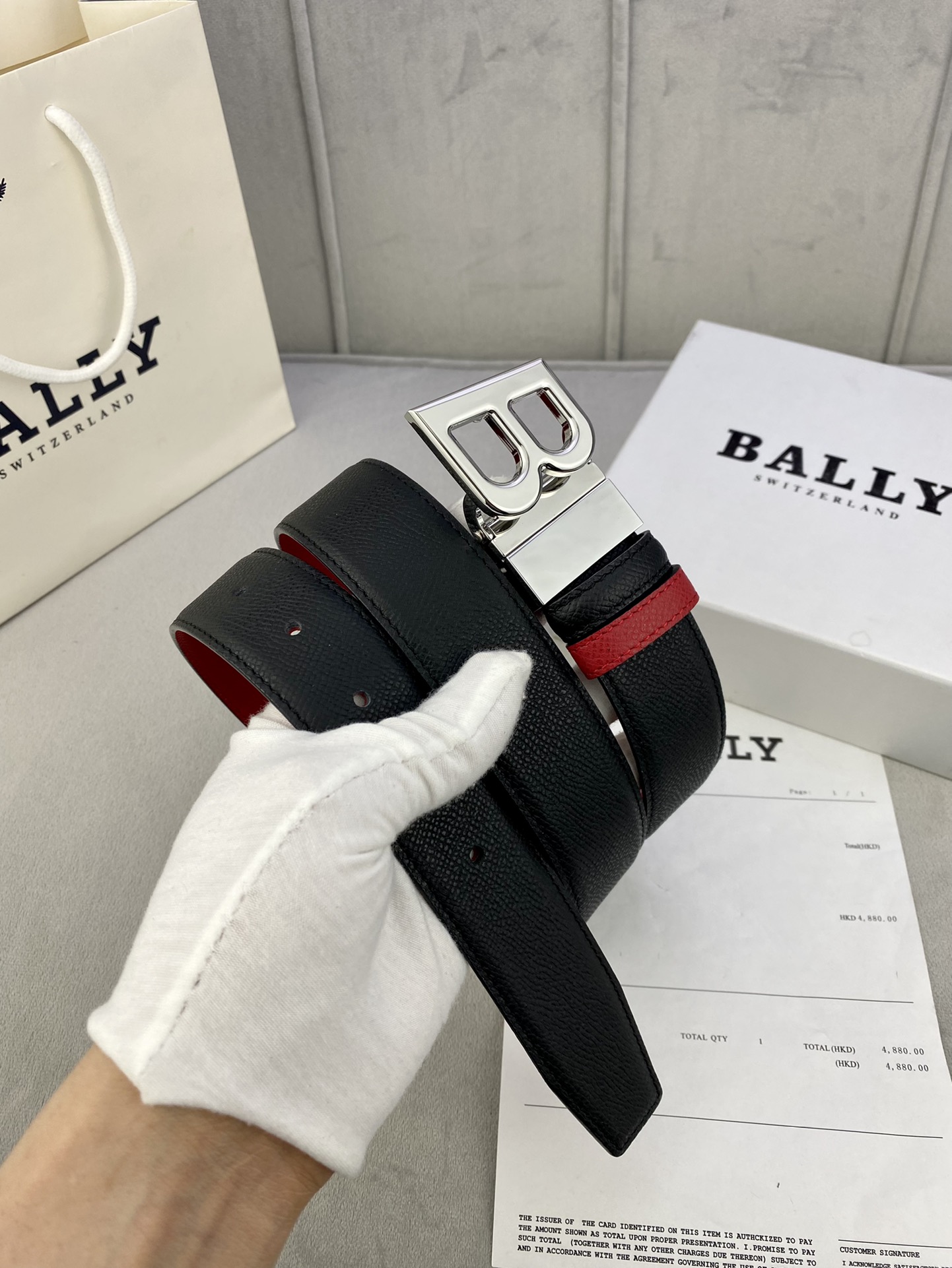 Stylish BALLY Calf Skin Gill Width 3.5 cm with Gold/Silver Buttons. - 图片 2