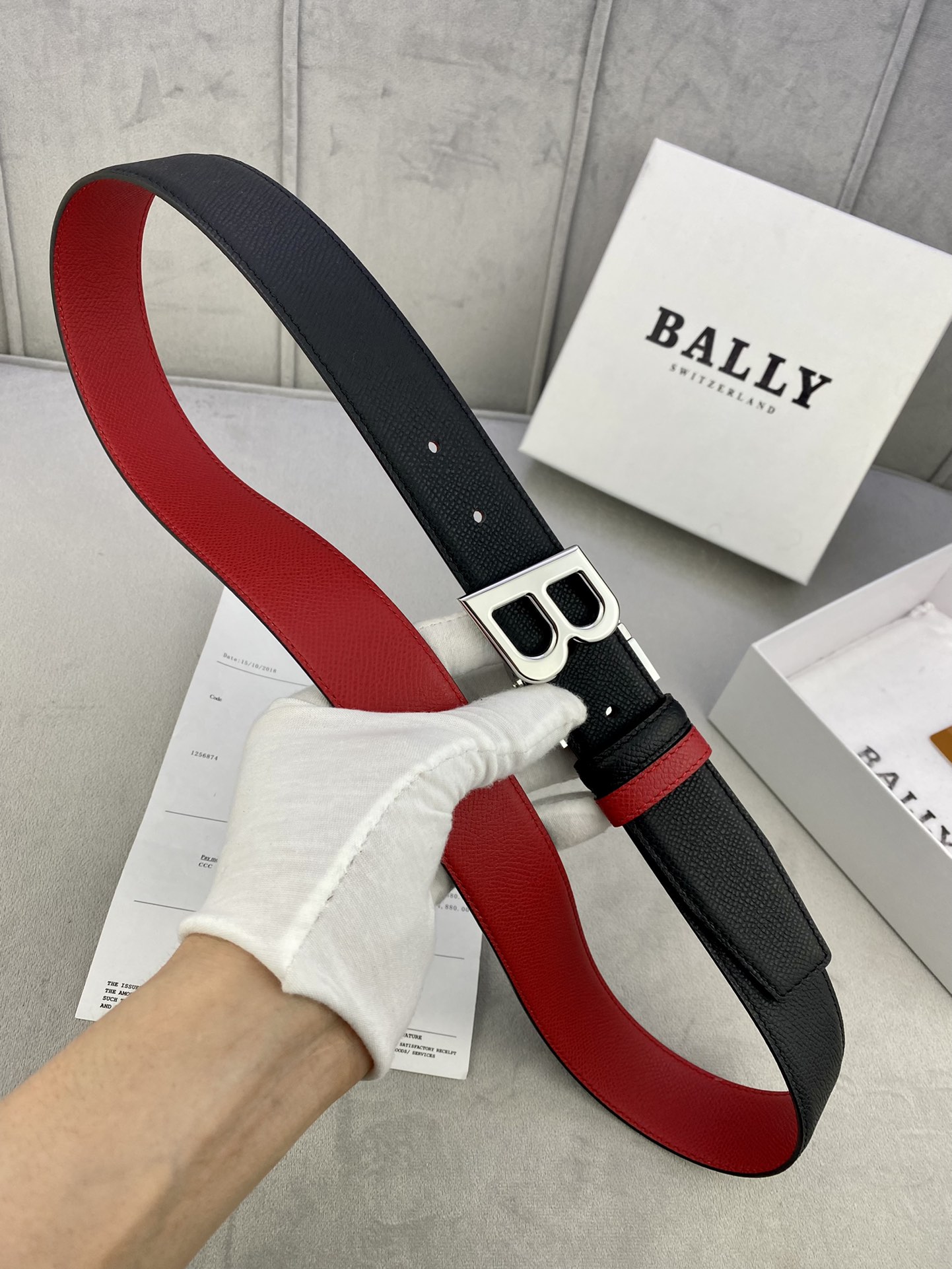 Stylish BALLY Calf Skin Gill Width 3.5 cm with Gold/Silver Buttons. - 图片 3