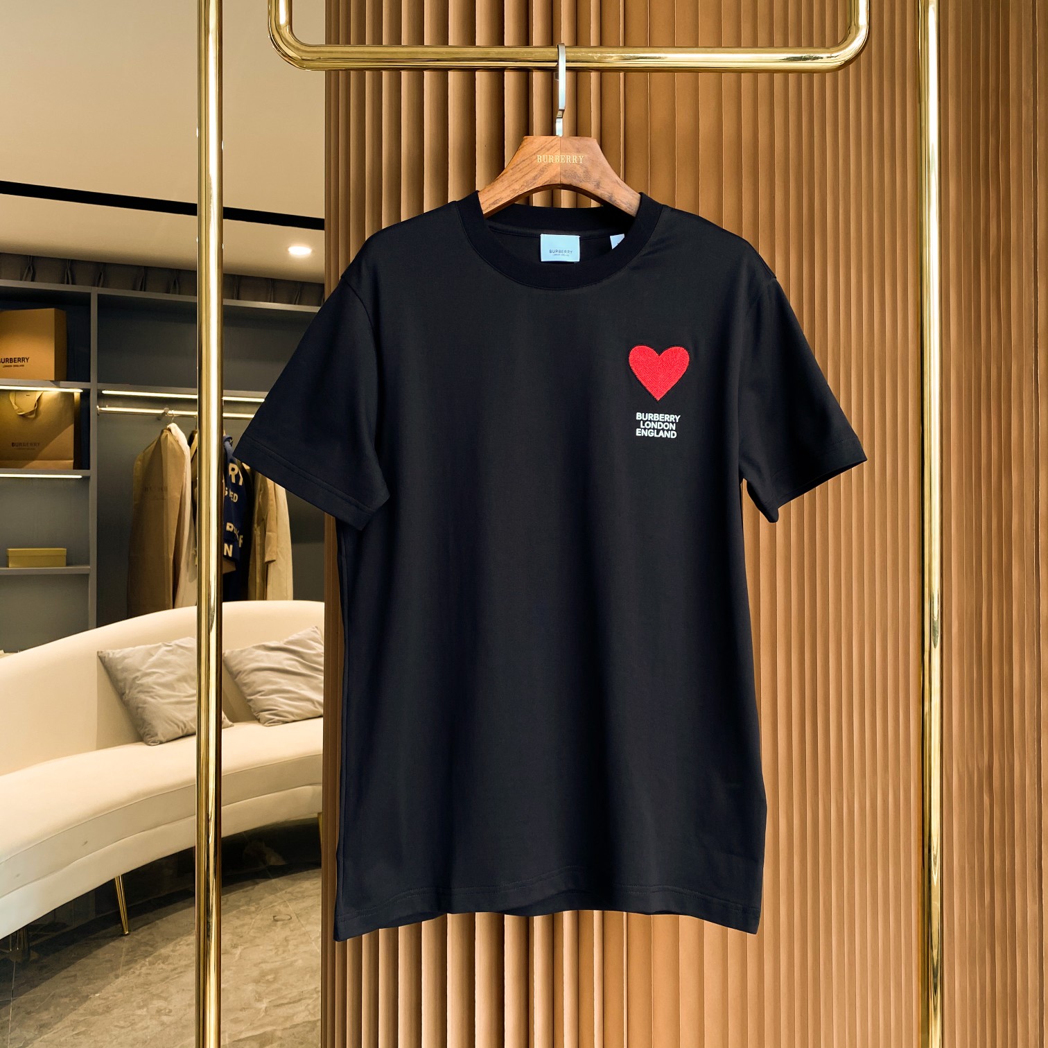 NO:786918,Product code 000802810 Heart-shaped pattern cotton T-shirt (same style for men and women) (with full set of packaging) [BUR's top product, the treasure of the store] [Ready stock in seconds] This latest spring and summer hot style is now online, high count and high weight short sleeves are coming, BUR's trump channel, address printed love embroidered short sleeves, same style for men and women. BUR's trump channel kills all versions on the market. It can only be said that it is not on the same level at all.  No matter in terms of materials, detail restoration and craftsmanship, we are not afraid of any challenges, just to provide you with wonderful products. This is another short-sleeved product designed by b family to correspond to the Chinese Valentine's Day!  Classic T-shirt, made of selected cotton fabrics, decorated with brand logo and heart-shaped pattern embroidery. This item is from the brand's Chinese Valentine's Day capsule series. The address printing still uses three-dimensional glue technology, especially this printing is too small and takes too much time to make, especially because there is a layer of texture on the surface of the three-dimensional glue!  Don’t be deceived by the heat transfer printing people out there looking at pictures and drawings!  It perfectly demonstrates the presence of the BUR brand and is highly recognizable. It is designed with a loose shoulder design. The upper body naturally has that generous and simple beauty, setting off a refined and stylish high-end atmosphere. Both the recognition and personality are very good. It can be easily worn to reflect the young lady's pursuit of fashion!  !  The overall touch of the pure cotton high-count fabric is extremely comfortable, and the skin-friendly effect is also excellent. The OV version also has a perfect dressing effect, which perfectly meets the needs of various wearing occasions. It is extremely extraordinary, the grade and charm are extremely outstanding, and it can better highlight the brand specifications and your pursuit of fashion!  !  Needless to say, it’s a good thing. It would be a pity to miss it. I look forward to your fans’ perfect performance!  !  The sizes are S, M, L, XL, XXL, Burberry-clothing, burberry, T-shirt,19860909商品编码000802810 心形图案棉质 T 恤衫（男女同款）（配全套包装）【BUR王牌尖货,镇店之宝】【现货秒发】 这款最新春夏爆款火热上线了,高支数高克重短袖重磅来袭,BUR王牌渠道,地址印花爱心刺绣短袖,男女同款 BUR王牌渠道 秒杀市面上一切版本 只能说根本就不是一个级别的存在 不管是材质还是细节还原度以及工艺制作方面 不惧任何挑战,只为给大家奉献绝妙产物 又是一款b家对应中国七夕情人节而设计的一款短袖！经典版型 T 恤衫,精选棉质面料制成,装饰品牌徽标及心形图案刺绣.此件单品来自品牌礼献七夕胶囊系列.地址印花依然采用了立体胶工艺,尤其此款印花太过细小,花费太多心机时间做了,尤其是立体胶表面有一层纹路！不要被外面热转印花看图打板的给欺骗感情了！ 完美的彰显了BUR品牌的存在感,极具辨识度 搭配宽松落肩版型效果设计 上身自然而然的具备那种大方简约之美 衬托出精致有型的高档气息感 无论辨识度还是个性感都是非常的到位 轻松穿搭出小姐姐对于时尚的追求！！ 纯棉的高支数面料整体的触感极为舒适,亲肤效果也是极佳.且OV版型方面也是完美穿搭效果,完美的符合各种穿搭场合的所需.极为非凡,档次与魅力更是极为的出色亮眼,更能够彰显品牌规格与你对于时尚的追求！！ 好物无需多言,错过便是遗憾,期待各位粉丝的完美演绎！！ 码数分别有S、M、L、XL、XXL,博柏利-服装,burberry,T-shirt,,Women's clothing