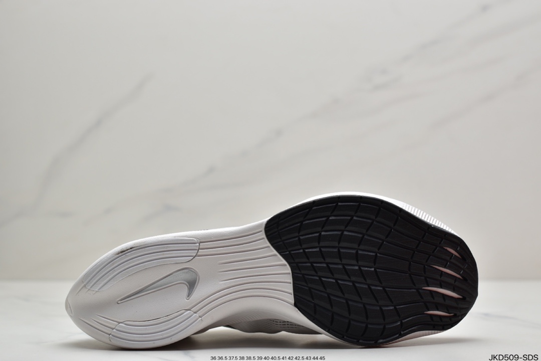 160 耐克Nike ZoomX Vaporfly Next% 马拉松跑步鞋鞋面使用了全新 DM9056-100