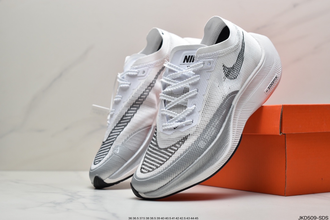 160 耐克Nike ZoomX Vaporfly Next% 马拉松跑步鞋鞋面使用了全新 DM9056-100