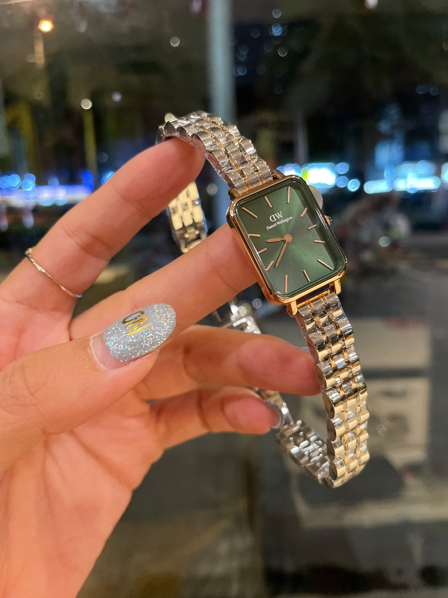 New DW Van Bing Watch: Retro-Modern Design, Quality Materials, Unique Features