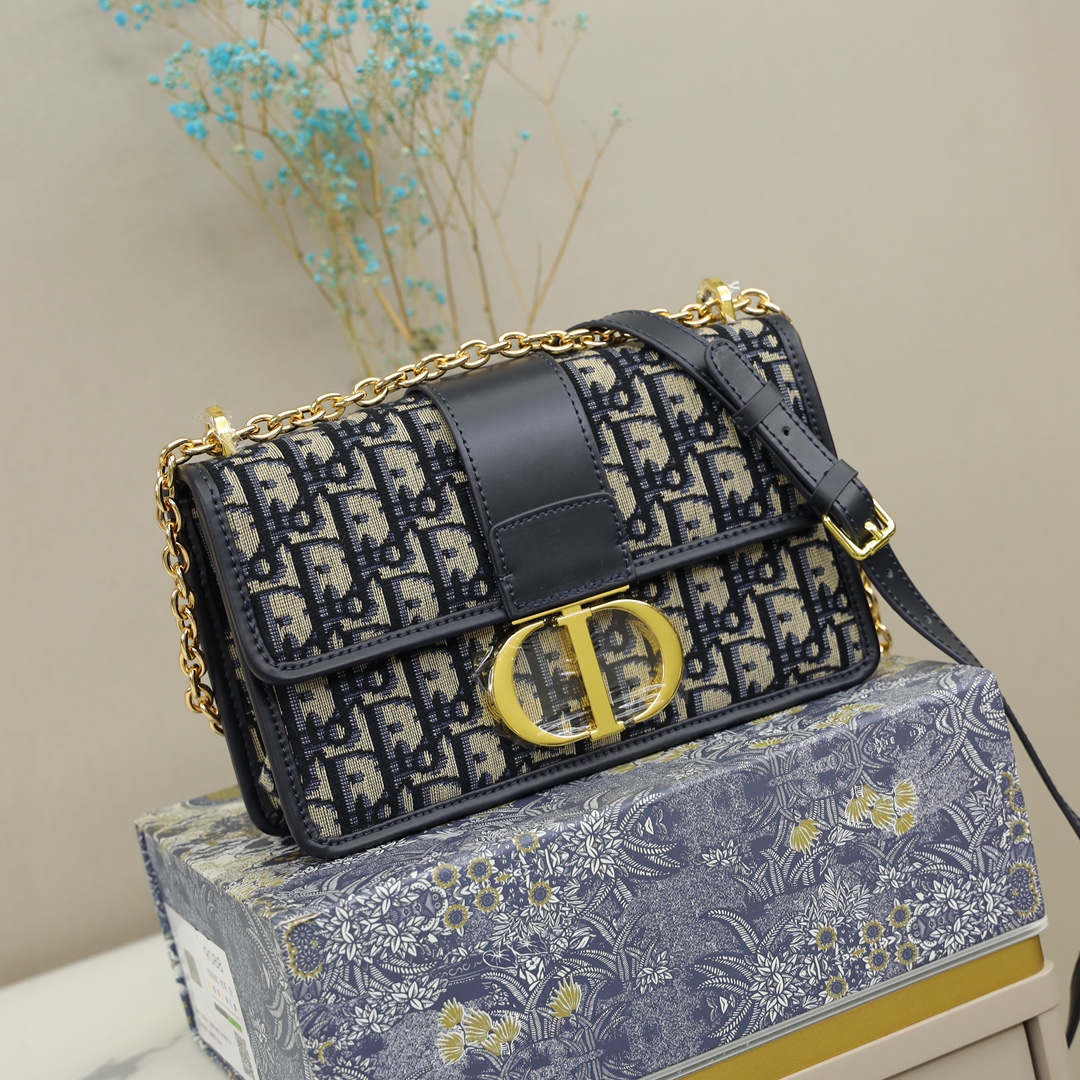 迪奥Dior蒙田链条包🅿️220 这款手袋采用 Oblique 印花精心装饰.打造优雅经典的造型.翻盖饰以复古金色饰面金属“CD”扣环.灵感源自 Christian Dior 香水瓶的封口.背面“30 Montaigne”压花标志等高雅的细节.突显时尚的设计. * 翻盖开合 * “CD”扣环 * 背面“30 Montaigne”压花标志 * 可调节和可拆卸链条 * 内部拉链口袋和手机袋 * 后侧口袋 * 可手提、肩背或斜挎 规格:25*16.5* 8cm