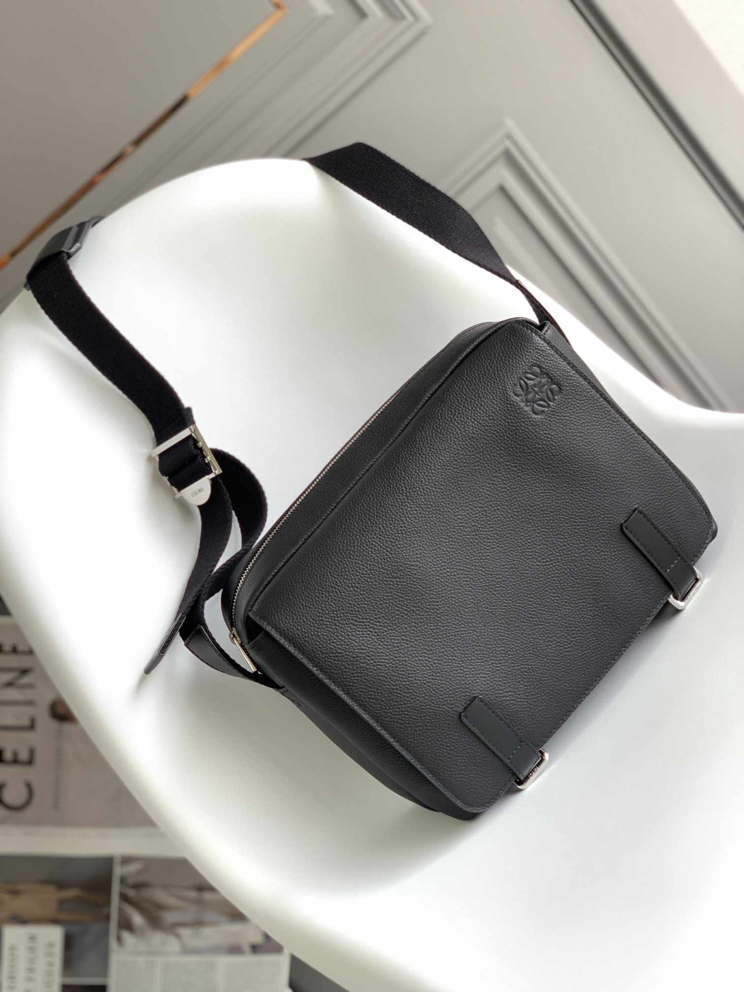 NO:342828,New product military messenger classic messenger bag [celebration] This model changes the past classic postman bag method, designed a zipper main compartment, and the front is paired with a buckle to open the private items, which is more secure and more humane. The overall feeling is more flawless. The built-in two card slots are imported lychee-patterned calfskin with soft fine-print calfskin on the back, and adjusted cotton webbing shoulder straps. The comfort is increased by model 11361. Size 28*21*10cm. With a full set of packaging, men's postman bag, cowhide19860909新品 military messenger经典信使包 [庆祝]此款一改过去经典邮差包做法,设计了拉链主隔层,前部搭配搭扣打开方式放隐私物品,安全之余更加人性化.整體感覺更無懈可击.内置两卡槽采用进口荔枝纹小牛皮搭配背部柔软细纹皮小牛皮,调节的棉质织带肩带,使用舒适感倍增型号11361 尺寸28*21*10cm 配全套包装,男款邮差包,cowhide,Bag