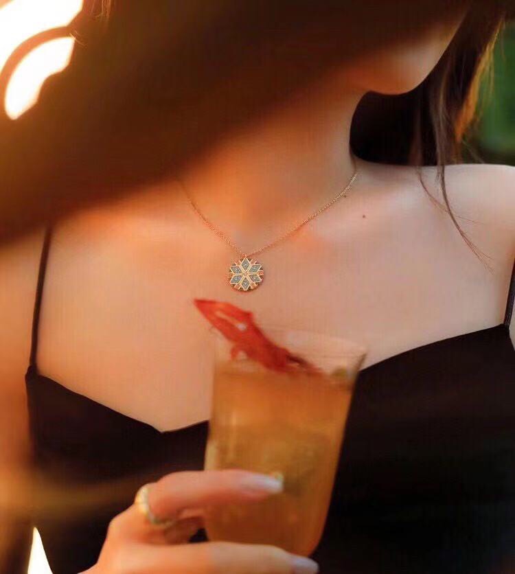  APm monaco多彩雪花几何项链！这一季的饰品款式设计比较多彩缤纷，浓浓摩洛哥复古风格，几何印花拼