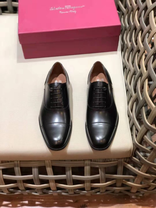 Salvatore Ferragamo Chaussures Formelles en Cuir pour Homme - Élégance et Confort 1 Salvatore Ferragamo Chaussures Formelles en Cuir pour Homme - Élégance et Confort