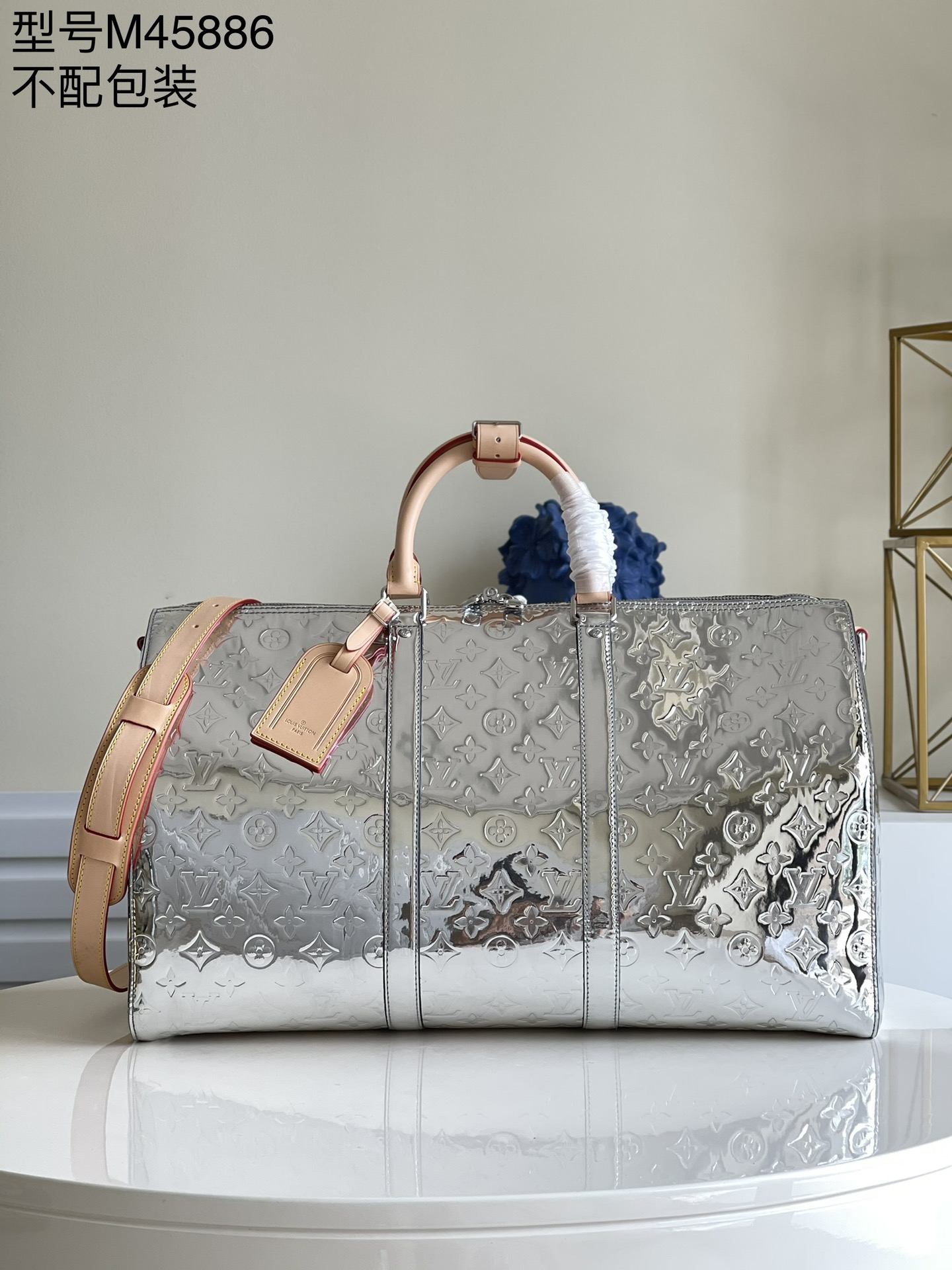 NO:397493,[Exclusive real photo M45886 silver] keepall mirror travel bag Monogram Vernis metal texture painted leather embossed Monogram pattern, shaping the pocket version of the brand's iconic Sac Plat handbag, with its plaster bar handle and removable shoulder straps adding a retro charm. The lightweight configuration hides plenty of space, and the removable imported plaster bar straps are more fashionable and versatile. Size 50X29X23cm e.950 [Warm reminder that this travel bag is too big and does not match the packaging!  】,LV【Original Skin】,louis vuitton19860909【独家实拍M45886银】 keepall镜面旅行袋 Monogram Vernis 金属质感漆光皮革压印 Monogram 图案,塑造品牌标志性 Sac Plat 手袋的袖珍版本,其 树膏皮手柄和可拆卸肩带再添复古韵致.轻巧构型暗藏充裕空间,可拆进口树膏皮肩带,更加时尚百搭.尺寸50X29X23cm e.950【温馨提示此款旅行袋太大,不配包装！】,LV【原厂皮】,louis vuitton,Bag