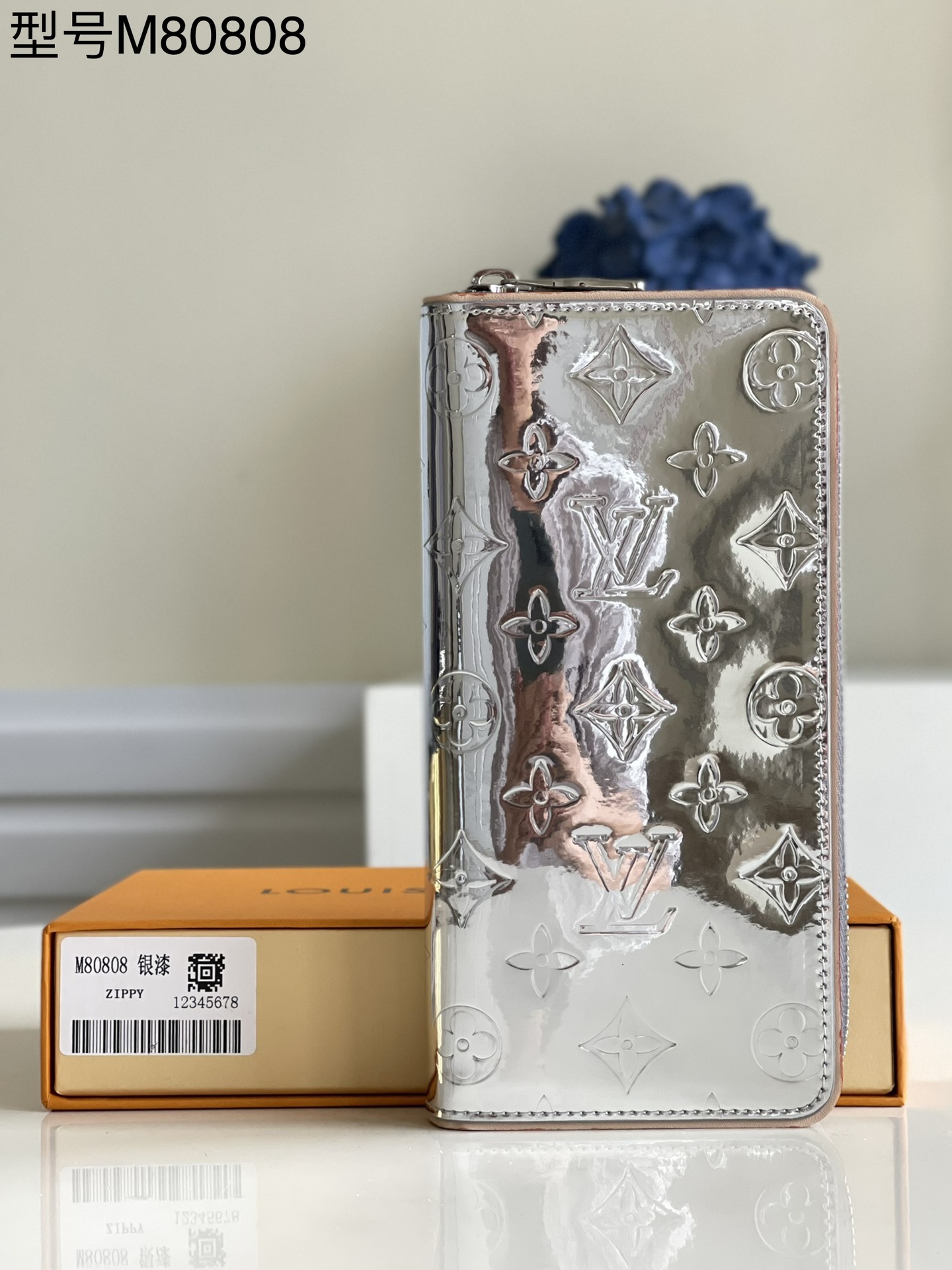 NO:397499,[Exclusive real-life model M80808] This model mirror Zippy wallet comes from -22 Autumn and Winter LV Mirror Mirror capsule series. Monogram Mirror canvas reflecting light and shadow are paired with wrapper zippers, with card slots and compartments for storing coins and bills. Dimensions 10 x 20 x 2 cm z.340, LV [original leather], louis vuitton19860909【独家实拍型号M80808】本款 镜面Zippy 钱夹出自 -22 秋冬 LV Mirror Mirror 胶囊系列.反射光影的 Monogram Mirror 帆布搭配环绕式拉链,内设卡位和收纳硬币及票据的隔层.尺寸10 x 20 x 2 厘米 z.340,LV【原厂皮】,louis vuitton,Bag