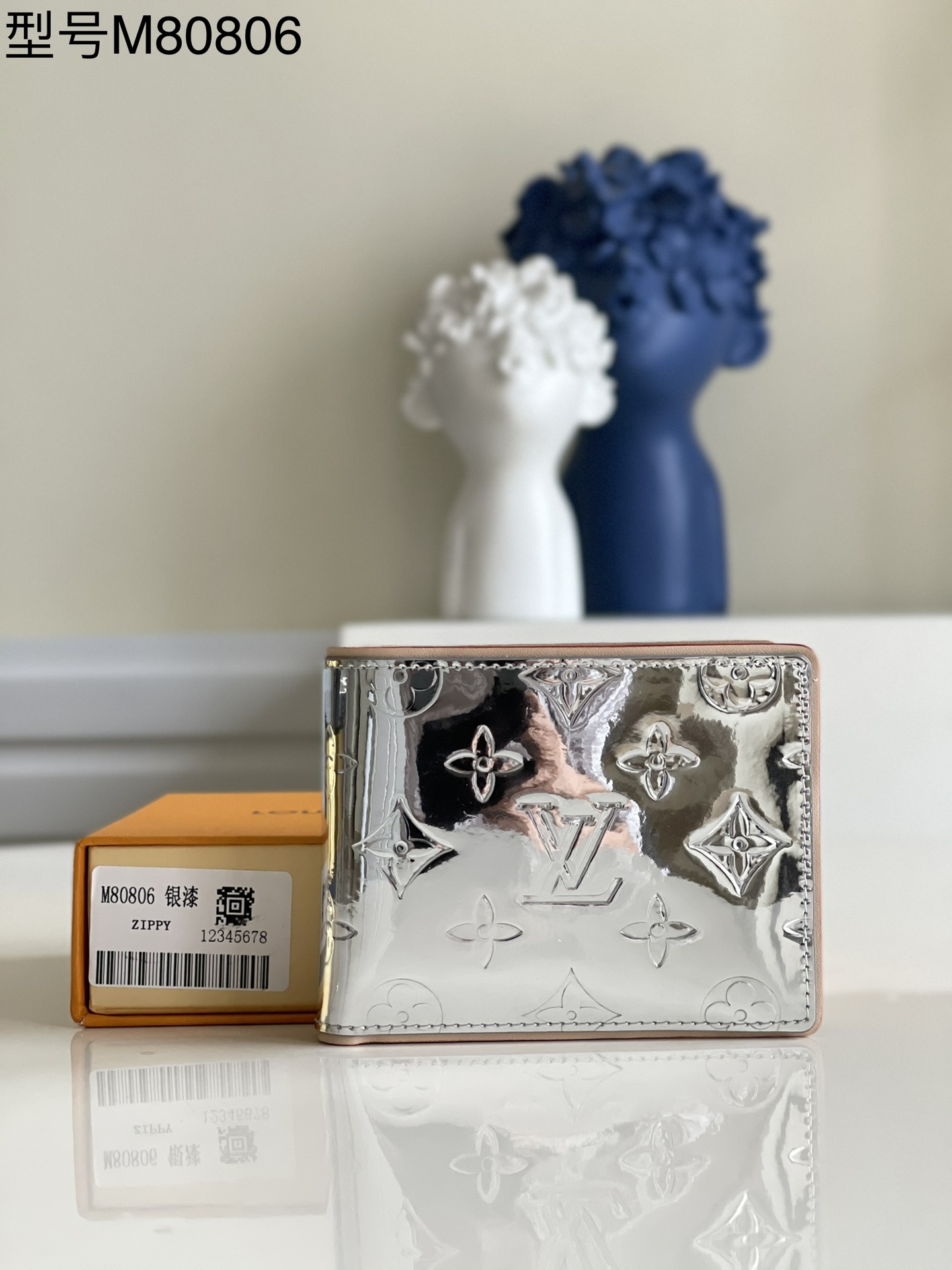 NO:397505,【Exclusive real photo M80806】This mirror Slender short clip comes from -22 Autumn and Winter LV Mirror Mirror capsule series, which is a shiny Monogram Mirror canvas embossed Monogram floral and LV logo. The slim design contains the card slot and banknote compartment, which can also be easily placed in most pockets. Size 11 x 8.5 x 2 cm z.,LV [original leather],louis vuitton19860909【独家实拍M80806】本款镜面 Slender 短夹出自 -22 秋冬 LV Mirror Mirror 胶囊系列,为熠熠发光的 Monogram Mirror 帆布压印 Monogram 花卉和 LV 标识.纤薄设计内藏卡位和钞票隔层,亦可轻松置于多数口袋中.尺寸11 x 8.5 x 2 厘米 z.,LV【原厂皮】,louis vuitton,Bag