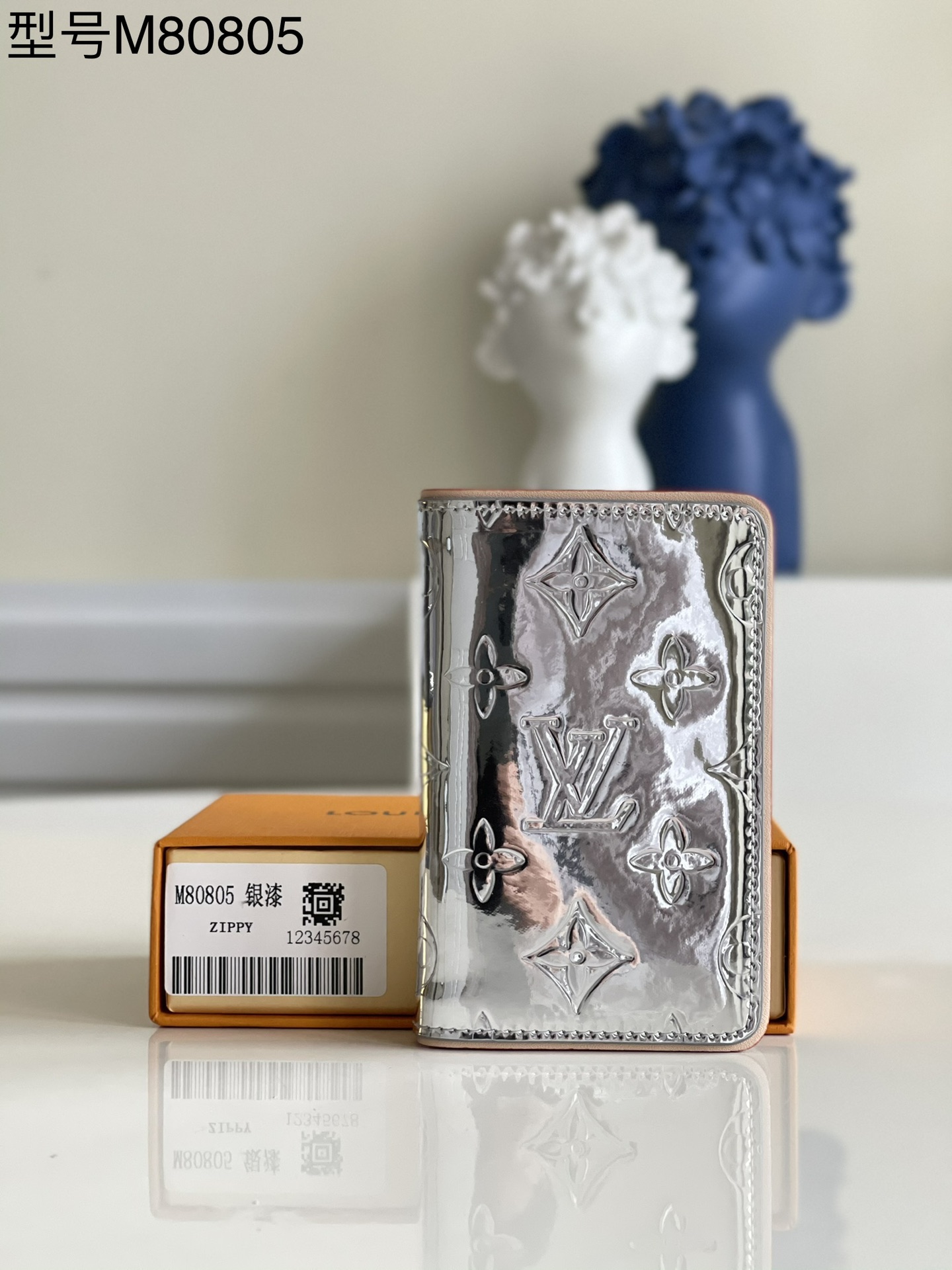 NO:397508,【Exclusive real photo M80805】Slender mirror pocket wallet comes from -22 Autumn and Winter LV Mirror Mirror capsule series, material Virgil Abloh's newly launched reflective Monogram Mirror canvas, inherits the brand style with natural leather trim. The card slot and pocket easily store cash, cards and notes. Size 8 x 11 x 1 cm z.,LV [original leather],louis vuitton19860909【独家实拍M80805】Slender 镜面口袋钱夹出自 -22 秋冬 LV Mirror Mirror 胶囊系列,取材 Virgil Abloh 全新推出的反光效果 Monogram Mirror 帆布,以天然皮革饰边承袭品牌格调.卡位和口袋轻松收纳现金、卡片和票据.尺寸8 x 11 x 1 厘米 z.,LV【原厂皮】,louis vuitton,Bag