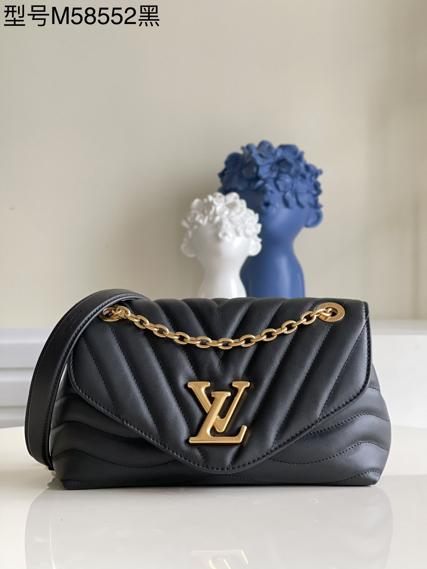 NO:397511,【Exclusive real shot M58552 black】LV NEW WAVE chain bag V-shaped quilted chain bag handbag Retro golden chain slideshow through small carving holes while folding fasteners make it soft. Due to its multiple compartments, the interior makes women's essentials easier to place. Easy to identify chain bag with LV badge logo. Size 24x14x9cm s.,LV【original leather】,louis vuitton,gold19860909【独家实拍M58552黑】LV NEW WAVE 链条包 V 形绗缝的链袋手袋 复古黄金色链幻灯片通过雕刻小孔,而折叠扣件使其柔软.由于它的多个隔间,内部使女性的必需品更容易置放.容易识别的 LV 徽章标志的链条包. 尺寸24x14x9cm s.,LV【原厂皮】,louis vuitton,gold,Bag