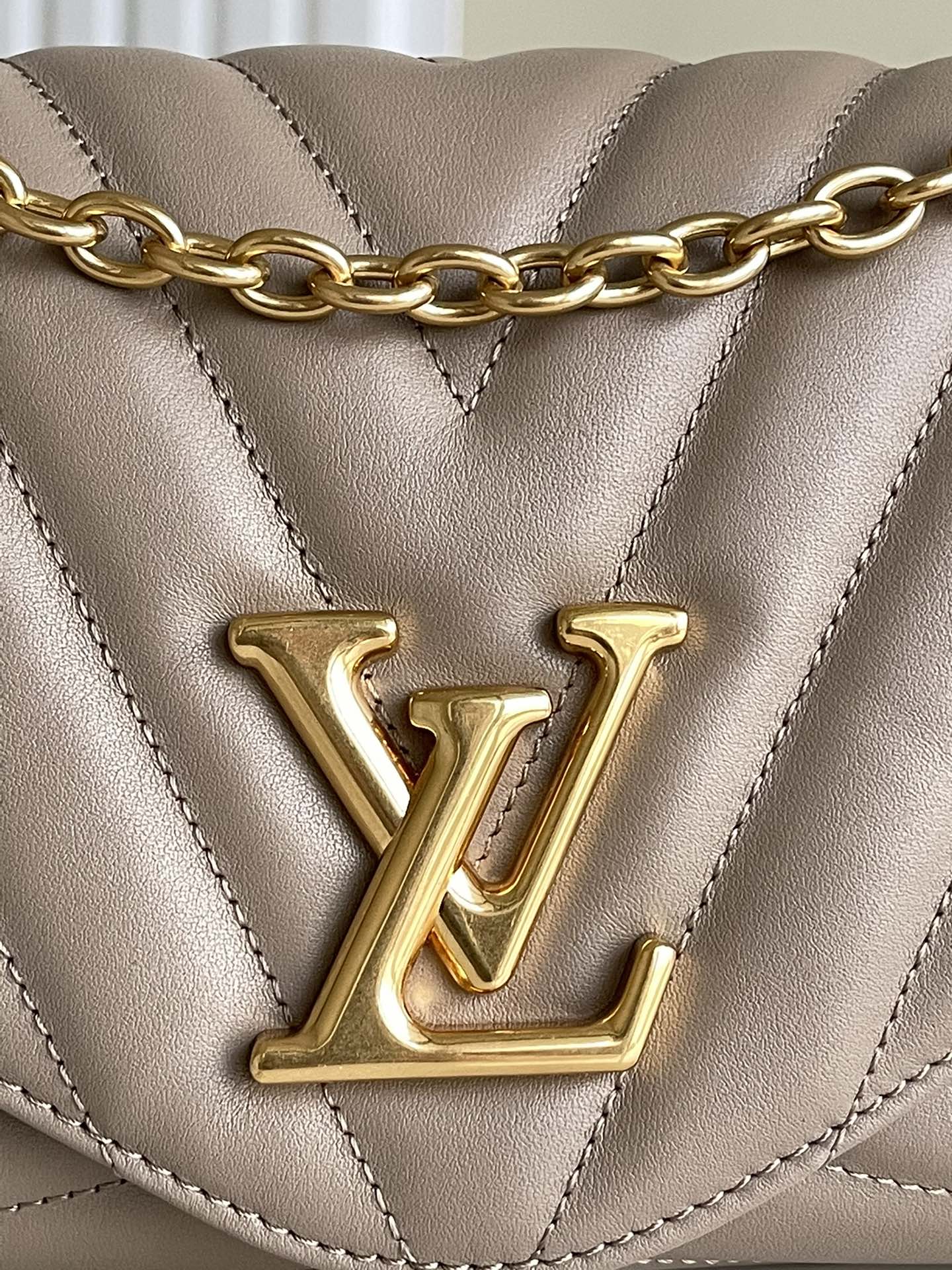 LV LV NEW WAVE CHAIN BAG M58550 in 2023