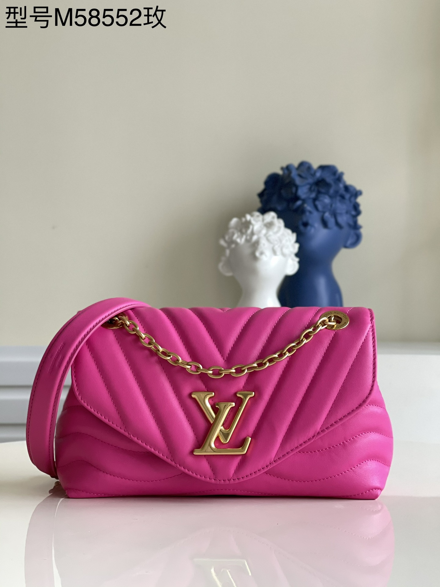 NO:397494,【Exclusive real photo M58552 Rose】M58553 Rose LV NEW WAVE Chain Bag V-shaped quilted chain bag handbag Retro golden chain slideshow through small carving holes while folding fasteners make it soft. Due to its multiple compartments, the interior makes women's essentials easier to place. Easy to identify chain bag with LV badge logo. Size 24x14x9cm s.,LV【Original Leather】,louis vuitton,gold19860909【独家实拍M58552玫】M58553玫LV NEW WAVE 链条包 V 形绗缝的链袋手袋 复古黄金色链幻灯片通过雕刻小孔,而折叠扣件使其柔软.由于它的多个隔间,内部使女性的必需品更容易置放.容易识别的 LV 徽章标志的链条包. 尺寸24x14x9cm s.,LV【原厂皮】,louis vuitton,gold,Bag