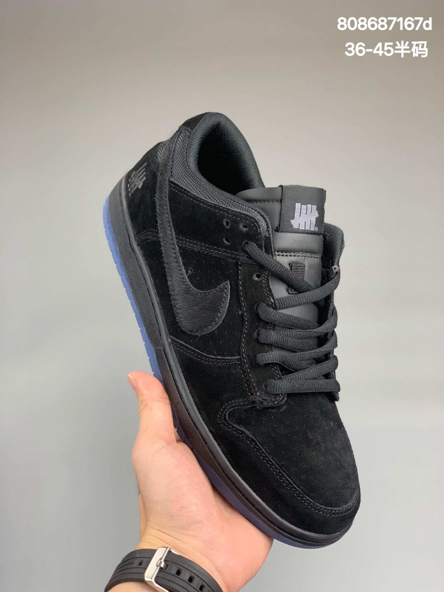 
真标耐克Nike SB Dunk Low 扣篮系列复古低帮休闲运动滑板板鞋。采用脚感柔软舒适ZoomAir气垫，有效吸收滑板等极限运动在落地时带来的冲击力，为街头运动者们提供更好的保护 
货号：DO9329 001
尺码:36-45半码
编码：808687167d