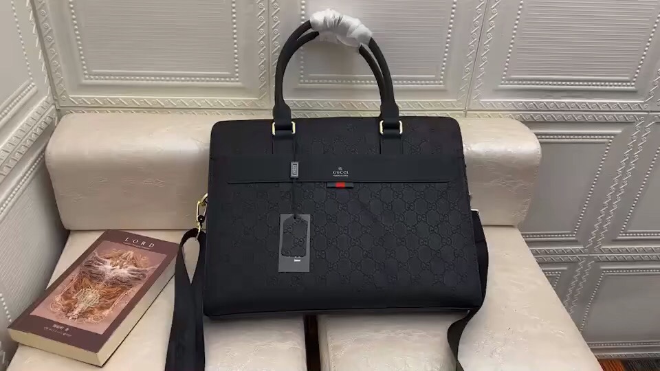 醒目时尚又舒适的双G软皮密码锁手提包，现货发售啦上身自带圈粉特效哦款号：9462836，尺寸：37-28-6。