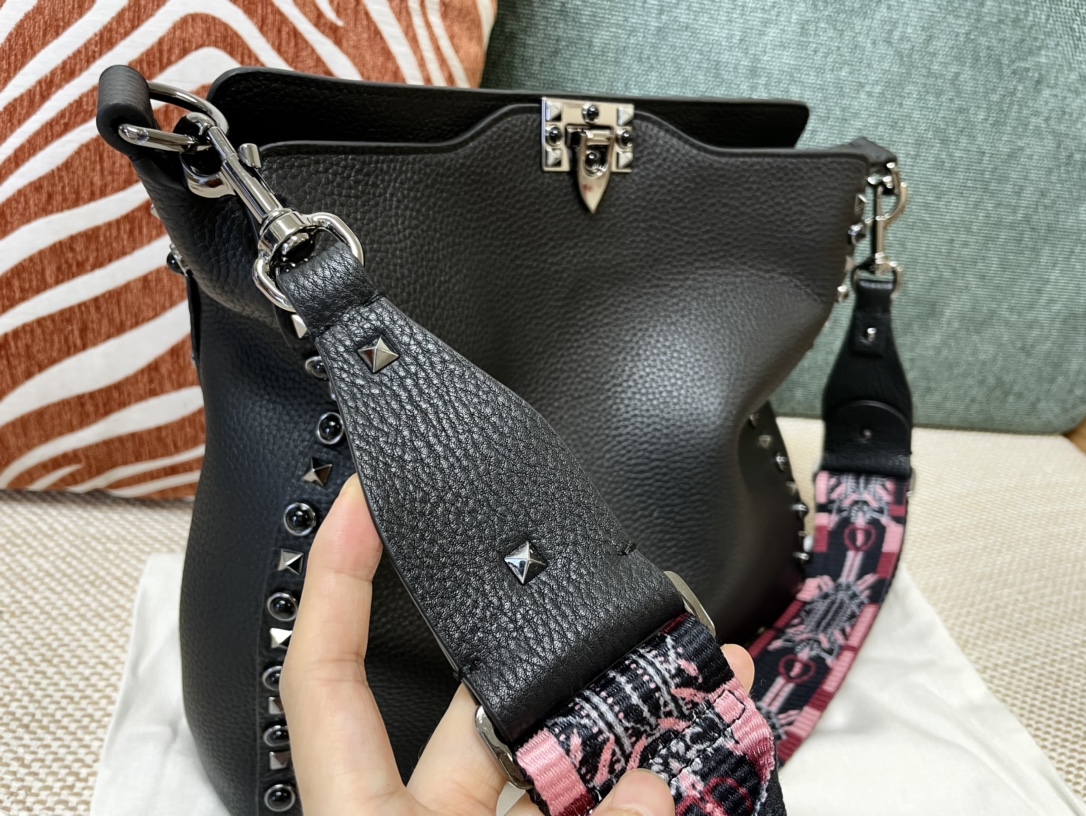  Valentino华伦天奴荔枝纹牛皮斜挎包50031L