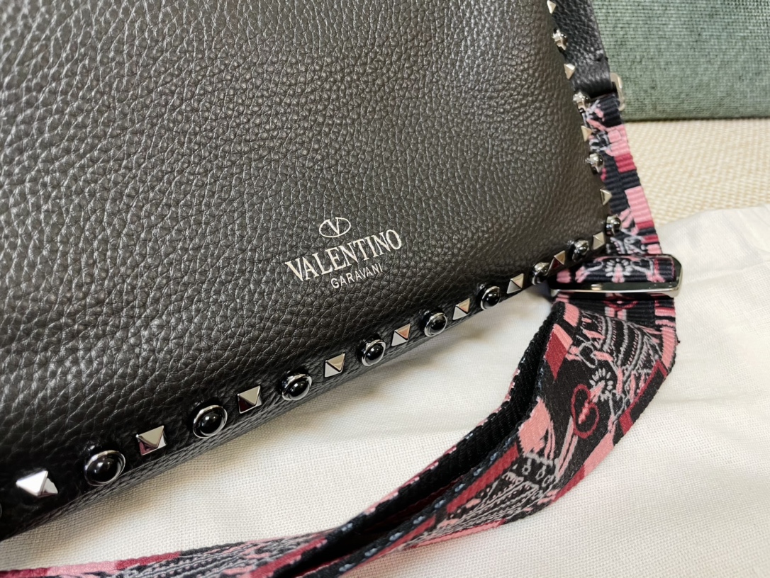  Valentino华伦天奴荔枝纹牛皮斜挎包50031L