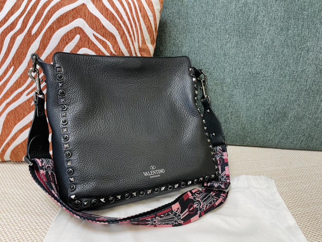  Valentino华伦天奴荔枝纹牛皮斜挎包50031L