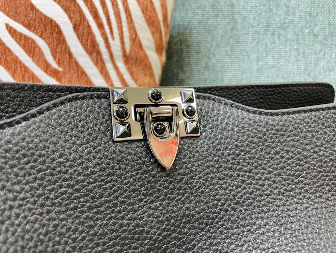  Valentino华伦天奴荔枝纹牛皮斜挎包50031L