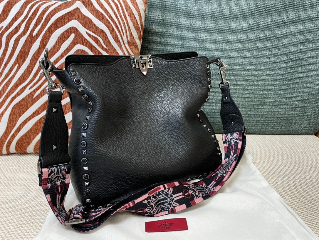  Valentino华伦天奴荔枝纹牛皮斜挎包50031L
