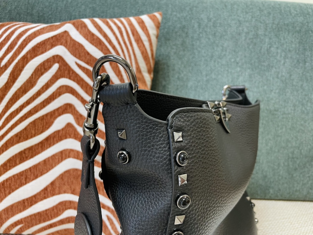  Valentino华伦天奴荔枝纹牛皮斜挎包50031L