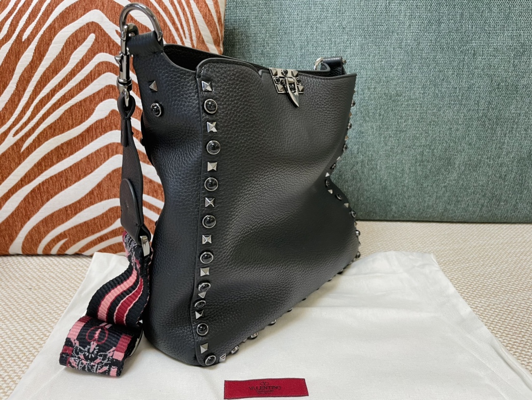  Valentino华伦天奴荔枝纹牛皮斜挎包50031L