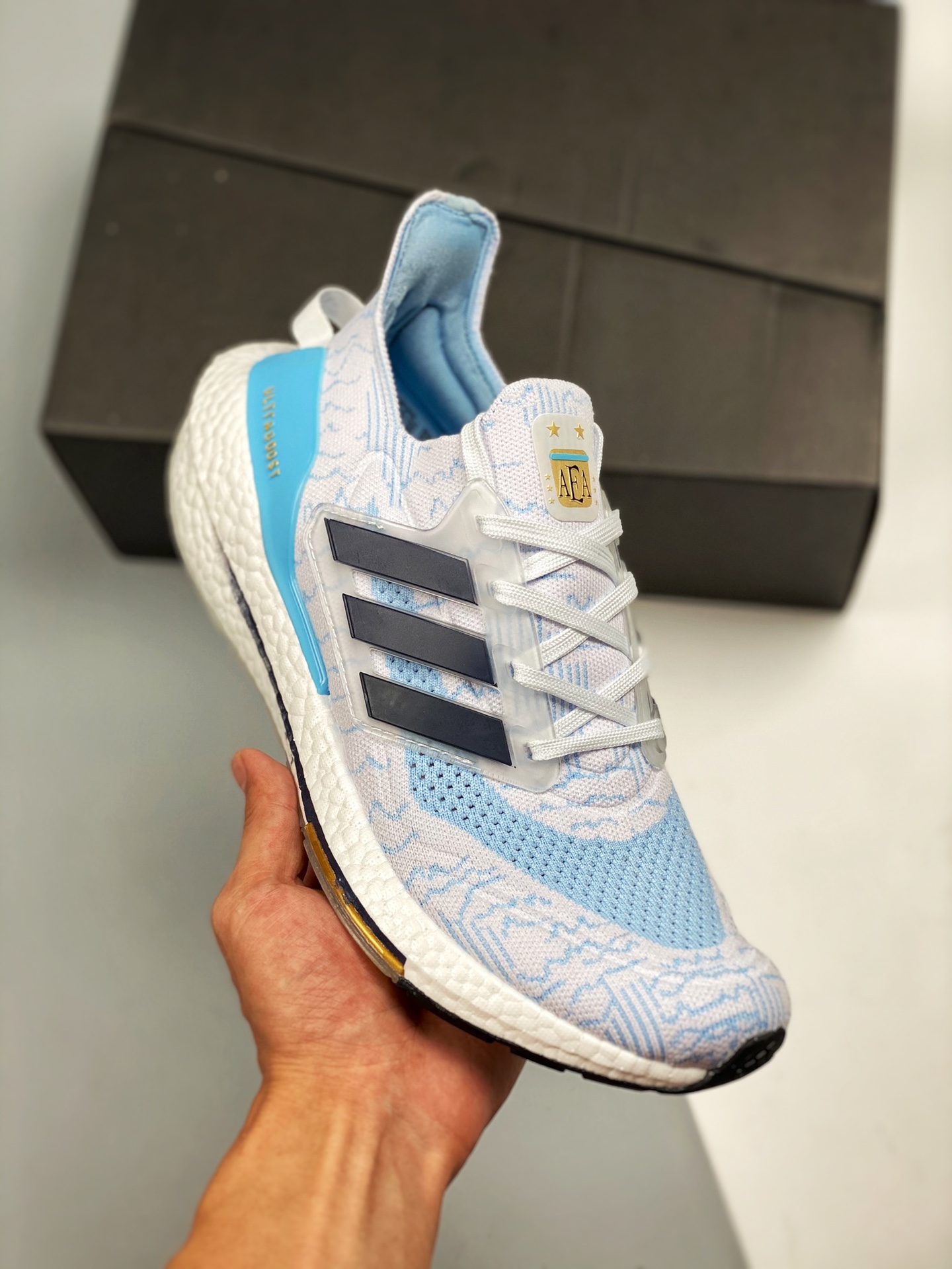 Ultra Boost 7.0 azul cielo, blanco y negro, lanzamiento simultáneo en tiendas, fotos reales en primer lanzamiento. En c…