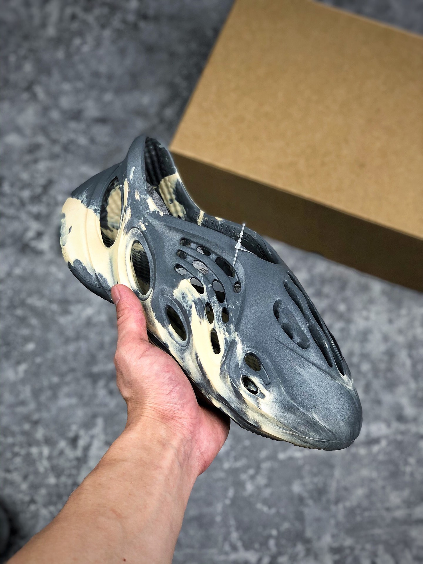 新品上架 
 放店私
Yeezy Foam Runner GV7904 奶油黏土 侃爷椰子洞洞鞋 环保藻类3D利用材质,脚感超棉弹且柔软#原数据楦型工程力学开发码数：36-46