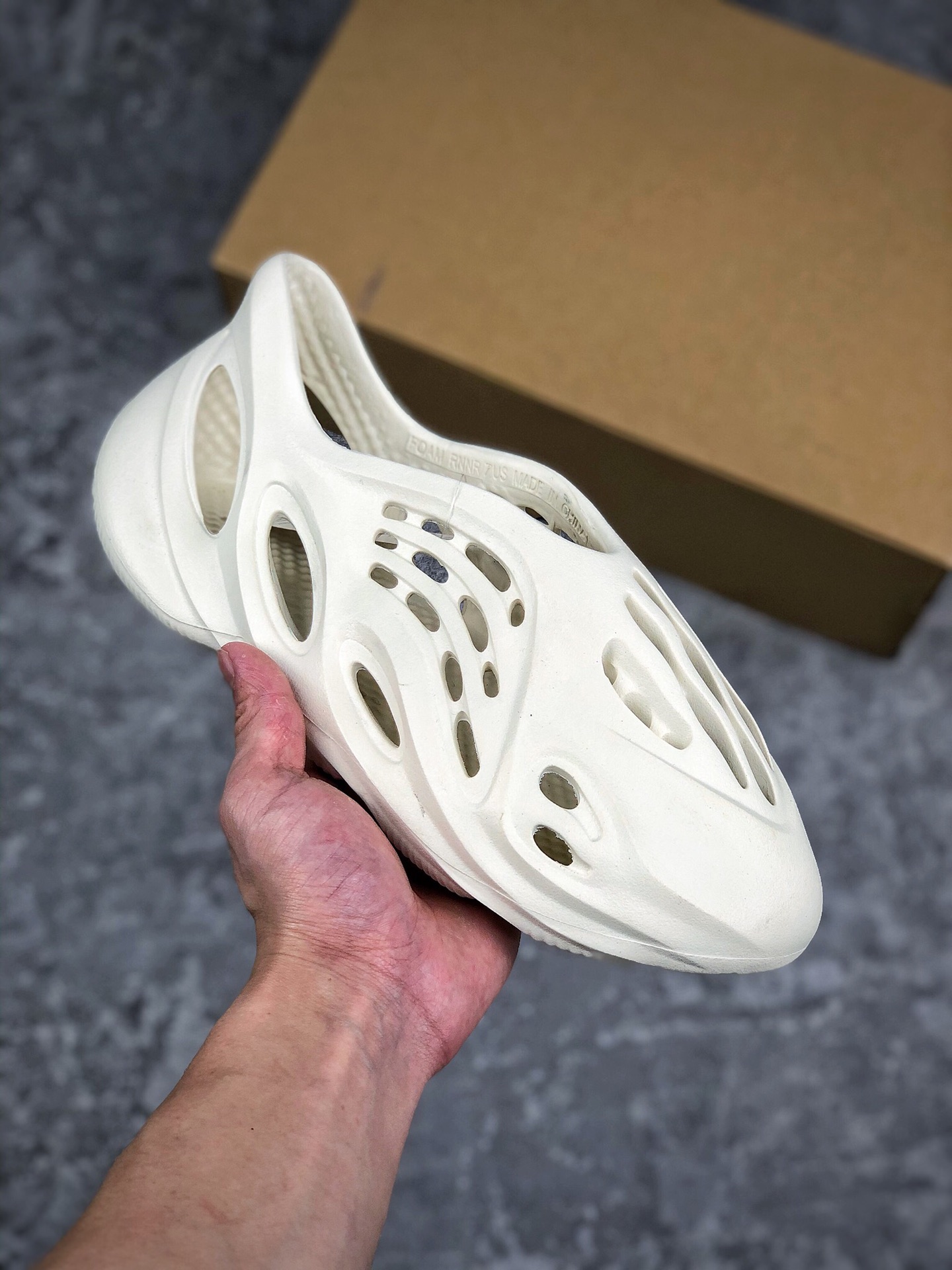 新品上架 
 放店私
Yeezy Foam Runner GV7904 奶油黏土 侃爷椰子洞洞鞋 环保藻类3D利用材质,脚感超棉弹且柔软#原数据楦型工程力学开发码数：36-46