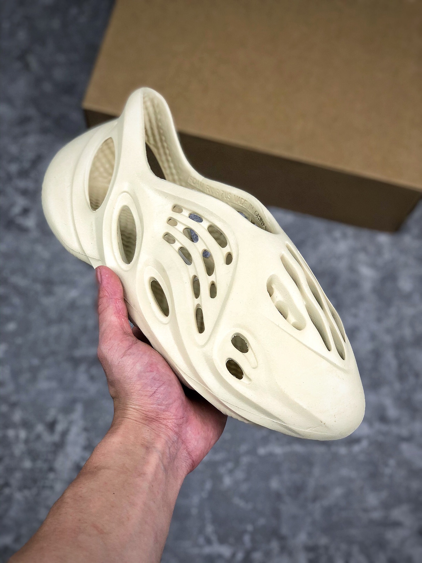 新品上架 
 放店私
Yeezy Foam Runner GV7904 奶油黏土 侃爷椰子洞洞鞋 环保藻类3D利用材质,脚感超棉弹且柔软#原数据楦型工程力学开发码数：36-46