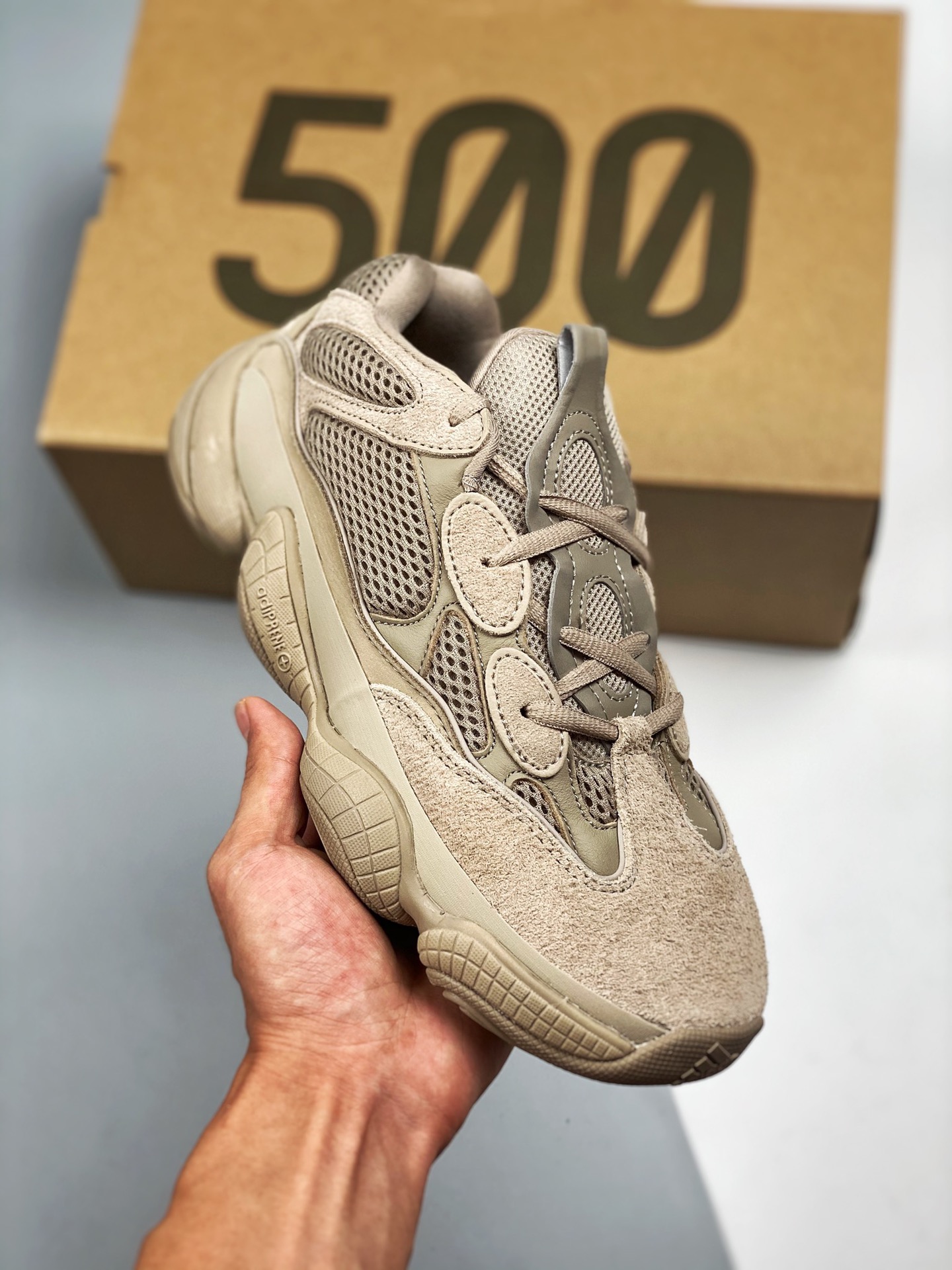 纯原版本 全新批次出货 AD Yeezy 500 Taupe Light 灰褐配色 货号：GX3605 定义顶级制作工艺 仅看齐发售原鞋 #AD万邦原厂翻毛、甩纹牛皮 #内置adiPRENE+减震科技 #全鞋包括内里 …