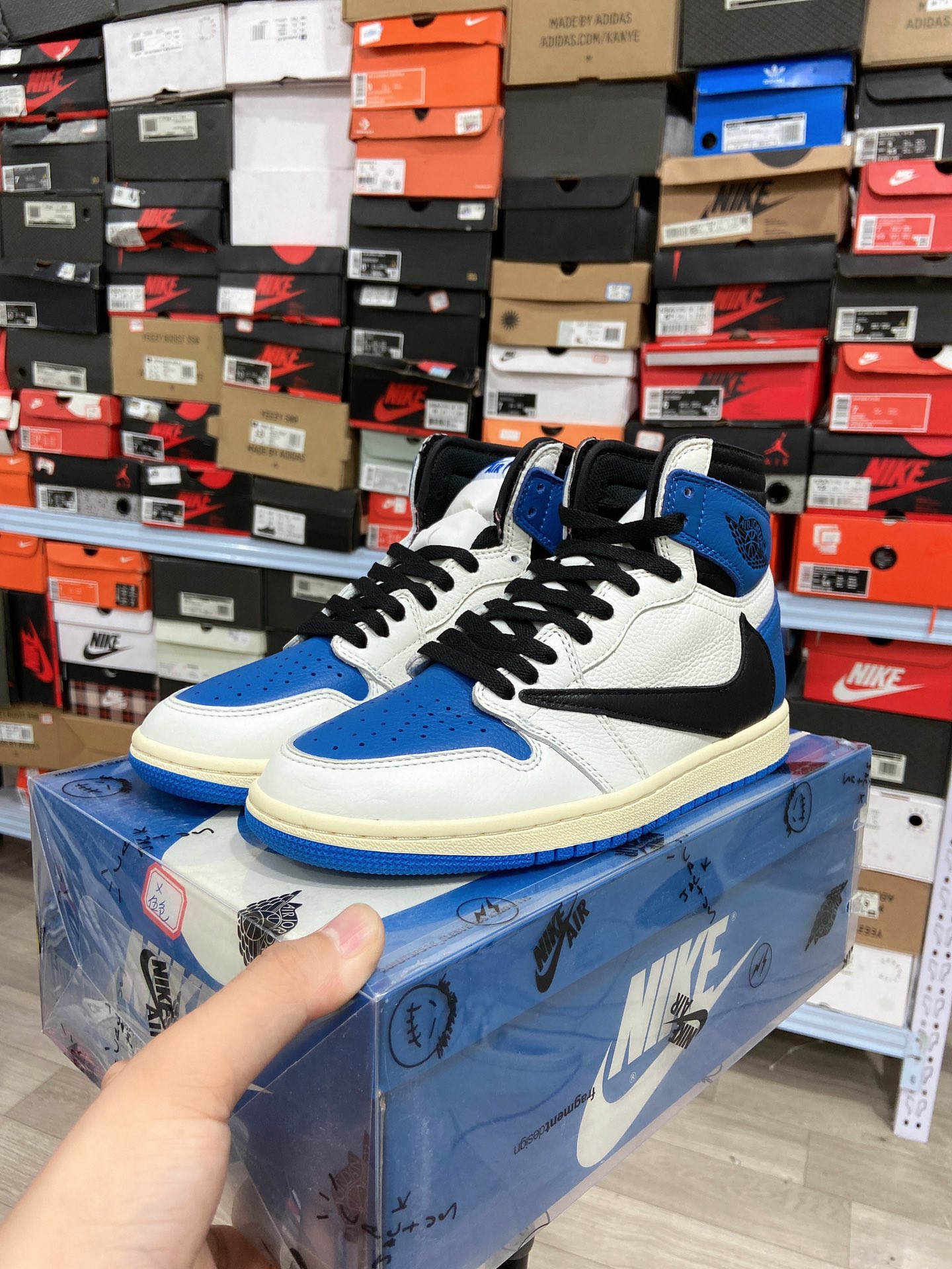 480 Travis Scott x Fragment x Air Jordan 1 High“Military Blue”闪电倒钩 DH3227-105-莆田鞋,莆田鞋货源,高仿鞋,高仿鞋货源,安福档口,莆田高仿鞋,莆田鞋批发,高仿鞋批发,莆田高仿运动鞋,高仿运动鞋,莆田运动鞋 480 Travis Scott x Fragment x Air Jordan 1 High“Military Blue”闪电倒钩 DH3227-105