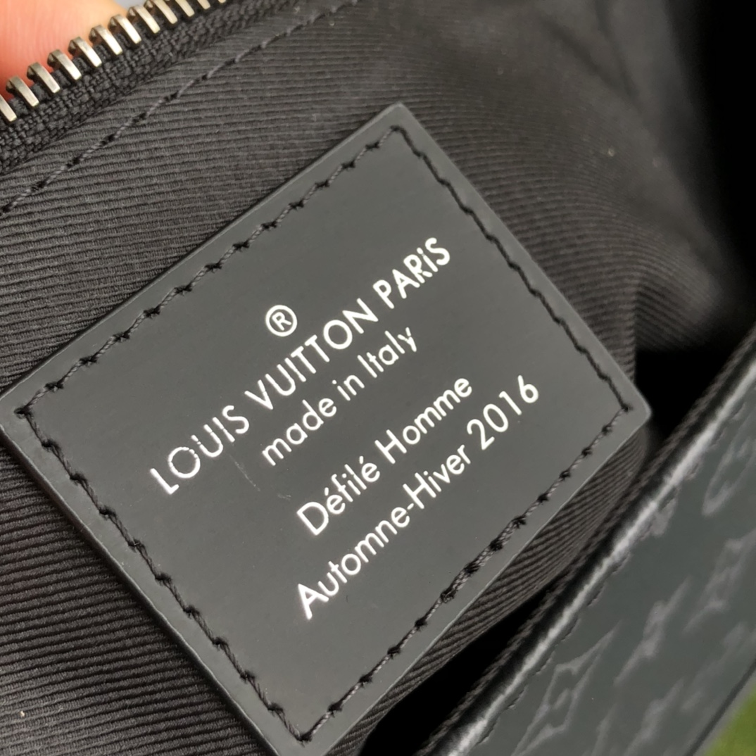 🌼 m40511尺寸33 x 22.5 x 11 厘米 。给大家推荐这款热卖的VOYAGER 小号邮差包