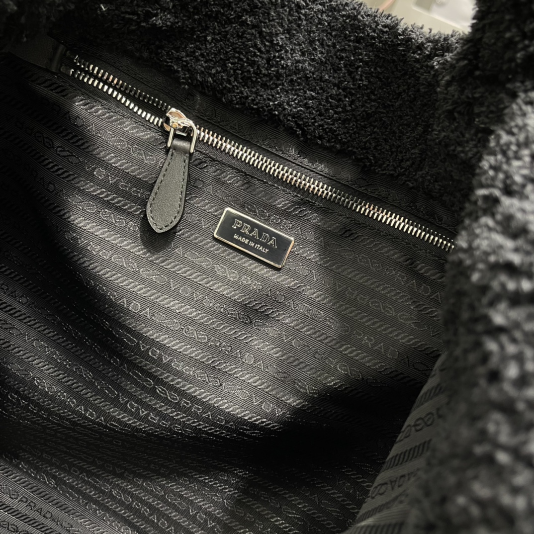 Prada 毛绒绒新款购物袋®