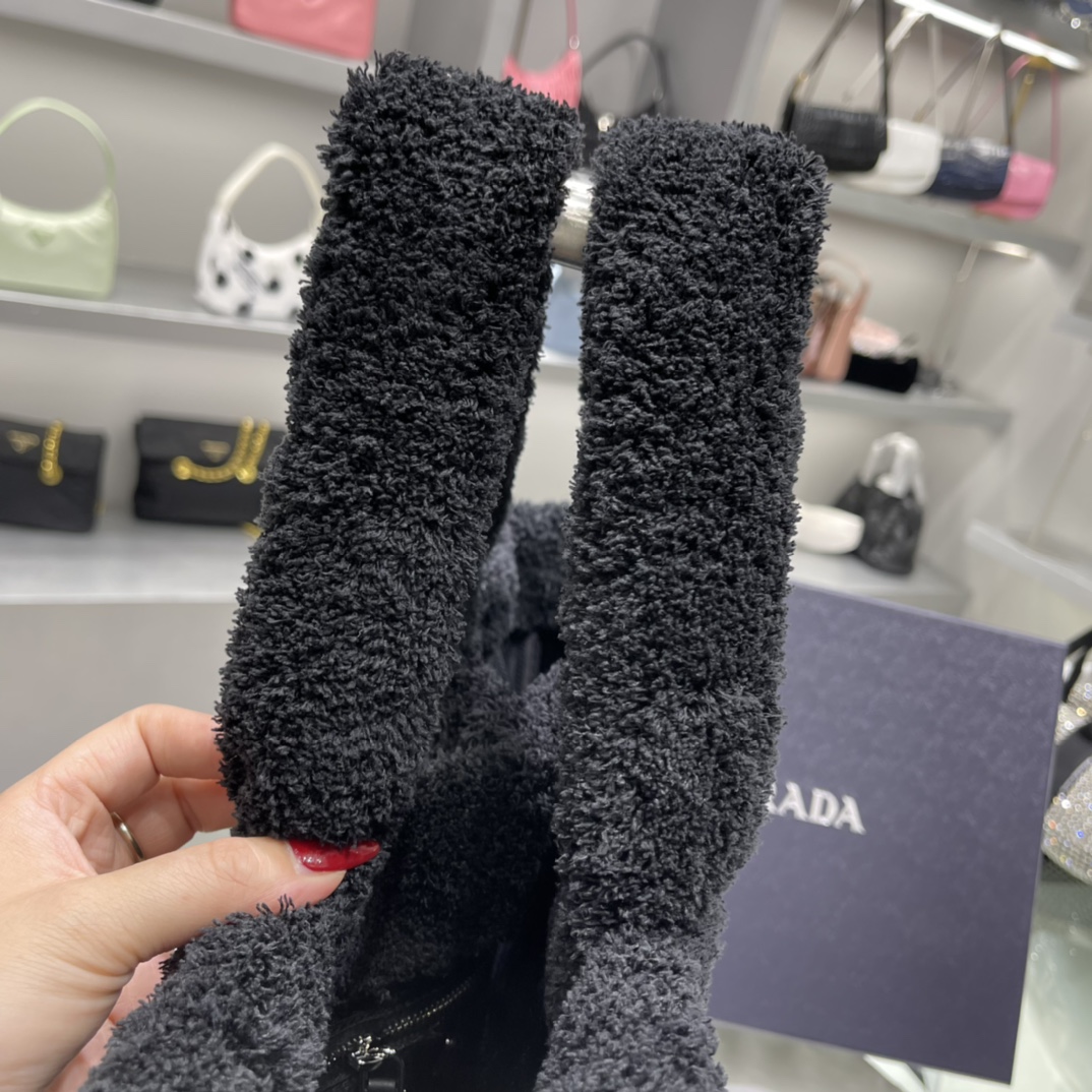 Prada 毛绒绒新款购物袋®