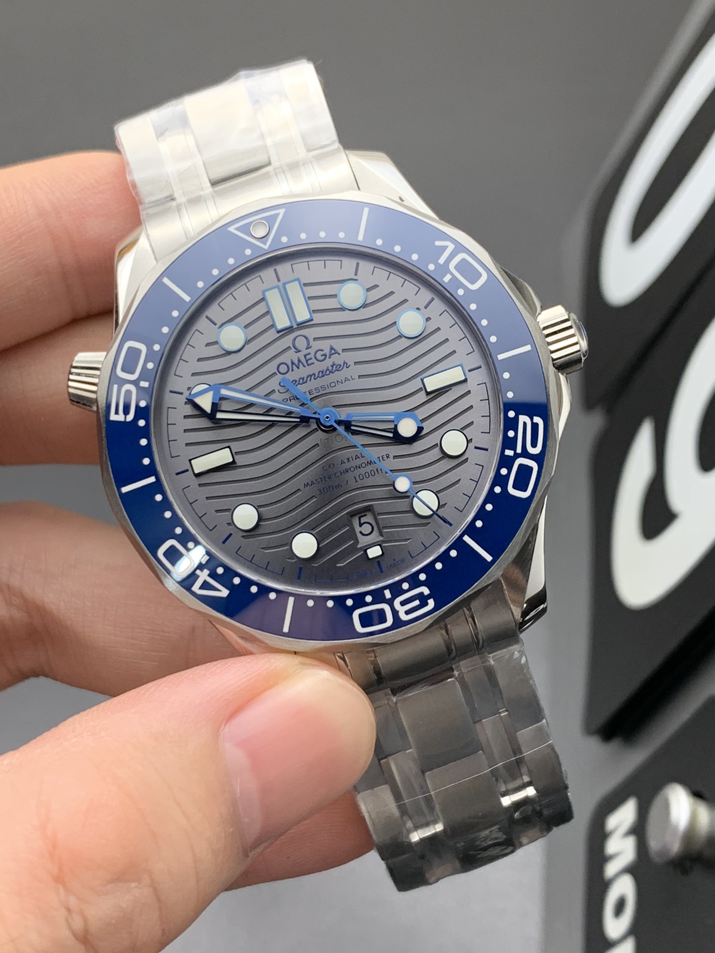 Omega 蓝灰海马300