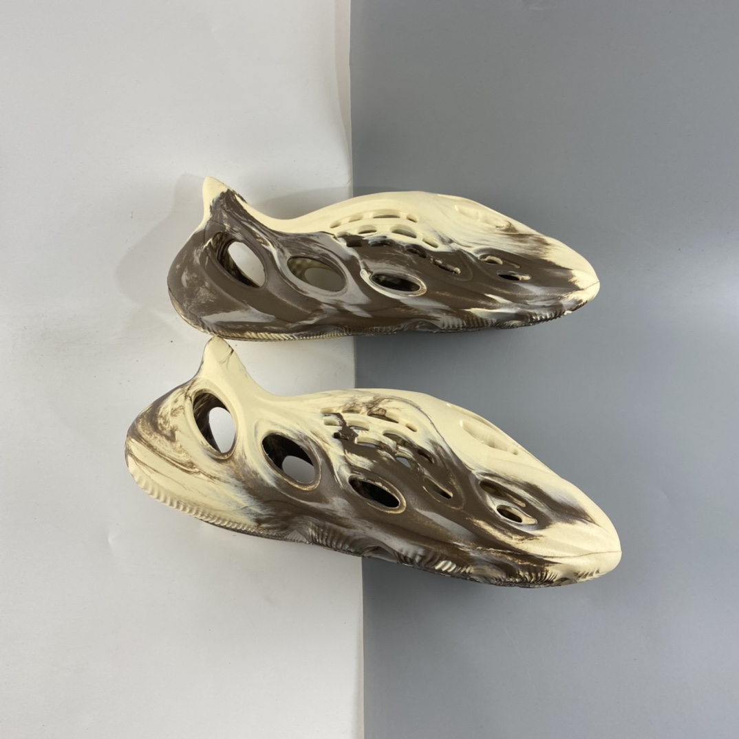 P180 侃爷再度联乘Kanye West x adidas Yeezy Foam Runner Slide 椰子凉鞋 GX8774-莆田鞋,莆田鞋货源,高仿鞋,高仿鞋货源,安福档口,莆田高仿鞋,莆田鞋批发,高仿鞋批发,莆田高仿运动鞋,高仿运动鞋,莆田运动鞋 P180 侃爷再度联乘Kanye West x adidas Yeezy Foam Runner Slide 椰子凉鞋 GX8774