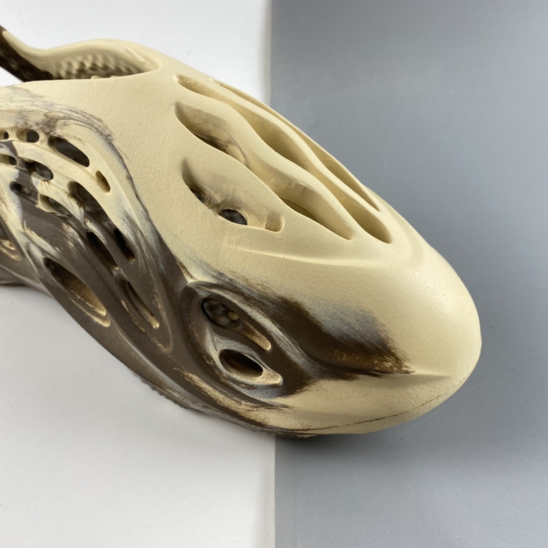 P180 侃爷再度联乘Kanye West x adidas Yeezy Foam Runner Slide 椰子凉鞋 GX8774-莆田鞋,莆田鞋货源,高仿鞋,高仿鞋货源,安福档口,莆田高仿鞋,莆田鞋批发,高仿鞋批发,莆田高仿运动鞋,高仿运动鞋,莆田运动鞋 P180 侃爷再度联乘Kanye West x adidas Yeezy Foam Runner Slide 椰子凉鞋 GX8774