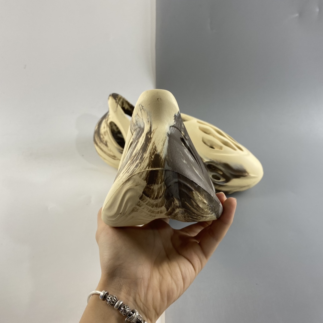 P180 侃爷再度联乘Kanye West x adidas Yeezy Foam Runner Slide 椰子凉鞋 GX8774-莆田鞋,莆田鞋货源,高仿鞋,高仿鞋货源,安福档口,莆田高仿鞋,莆田鞋批发,高仿鞋批发,莆田高仿运动鞋,高仿运动鞋,莆田运动鞋 P180 侃爷再度联乘Kanye West x adidas Yeezy Foam Runner Slide 椰子凉鞋 GX8774