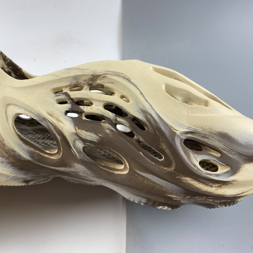 P180 侃爷再度联乘Kanye West x adidas Yeezy Foam Runner Slide 椰子凉鞋 GX8774-莆田鞋,莆田鞋货源,高仿鞋,高仿鞋货源,安福档口,莆田高仿鞋,莆田鞋批发,高仿鞋批发,莆田高仿运动鞋,高仿运动鞋,莆田运动鞋 P180 侃爷再度联乘Kanye West x adidas Yeezy Foam Runner Slide 椰子凉鞋 GX8774