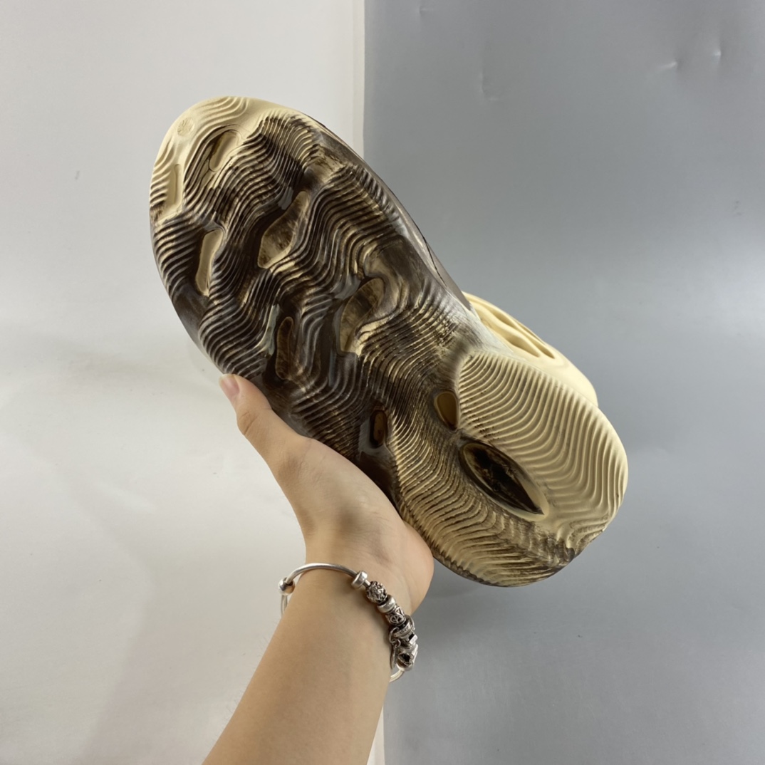 P180 侃爷再度联乘Kanye West x adidas Yeezy Foam Runner Slide 椰子凉鞋 GX8774-莆田鞋,莆田鞋货源,高仿鞋,高仿鞋货源,安福档口,莆田高仿鞋,莆田鞋批发,高仿鞋批发,莆田高仿运动鞋,高仿运动鞋,莆田运动鞋 P180 侃爷再度联乘Kanye West x adidas Yeezy Foam Runner Slide 椰子凉鞋 GX8774