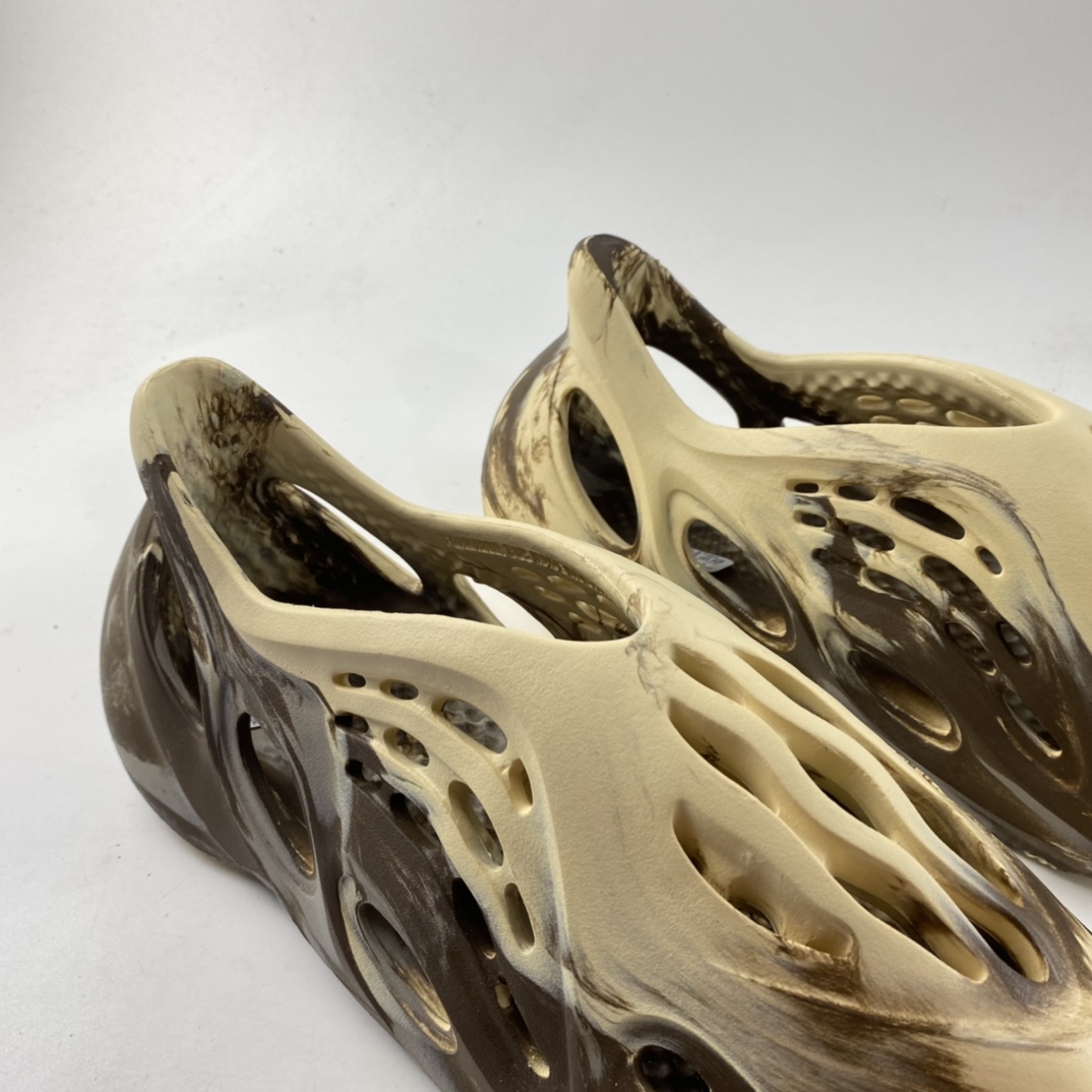 P180 侃爷再度联乘Kanye West x adidas Yeezy Foam Runner Slide 椰子凉鞋 GX8774-莆田鞋,莆田鞋货源,高仿鞋,高仿鞋货源,安福档口,莆田高仿鞋,莆田鞋批发,高仿鞋批发,莆田高仿运动鞋,高仿运动鞋,莆田运动鞋 P180 侃爷再度联乘Kanye West x adidas Yeezy Foam Runner Slide 椰子凉鞋 GX8774