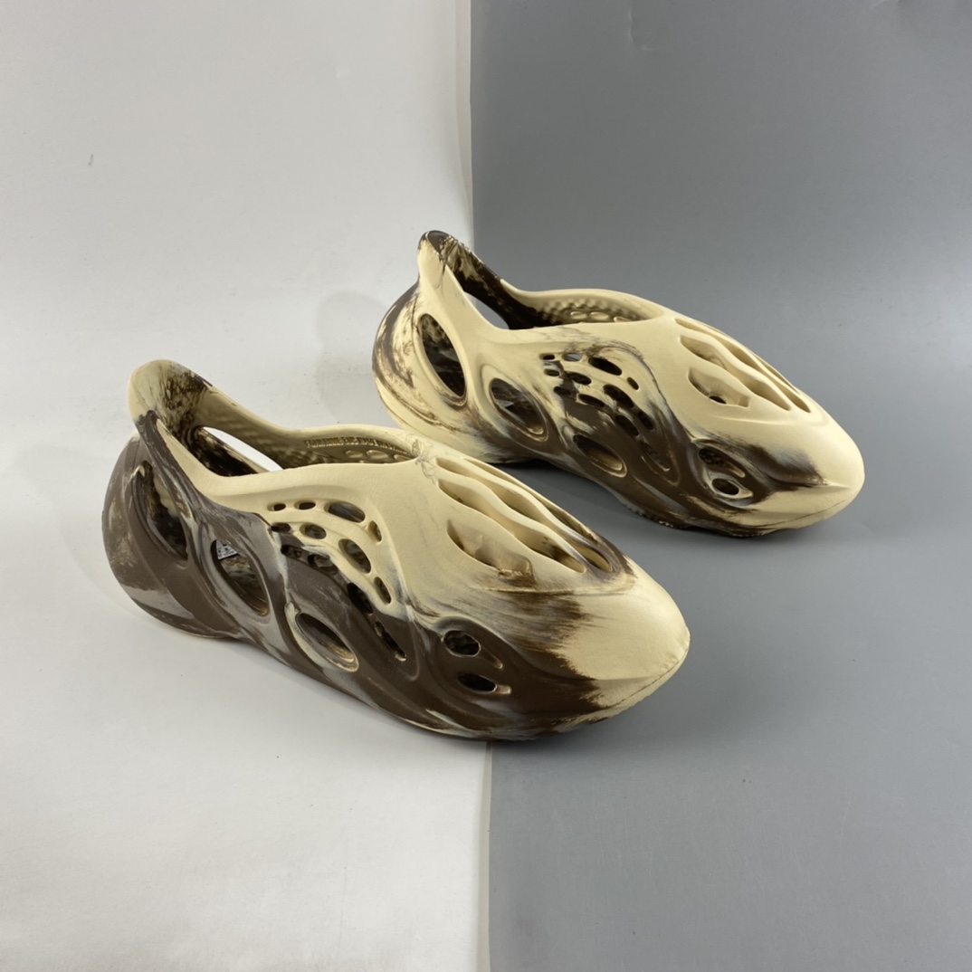 P180 侃爷再度联乘Kanye West x adidas Yeezy Foam Runner Slide 椰子凉鞋 GX8774-莆田鞋,莆田鞋货源,高仿鞋,高仿鞋货源,安福档口,莆田高仿鞋,莆田鞋批发,高仿鞋批发,莆田高仿运动鞋,高仿运动鞋,莆田运动鞋 P180 侃爷再度联乘Kanye West x adidas Yeezy Foam Runner Slide 椰子凉鞋 GX8774