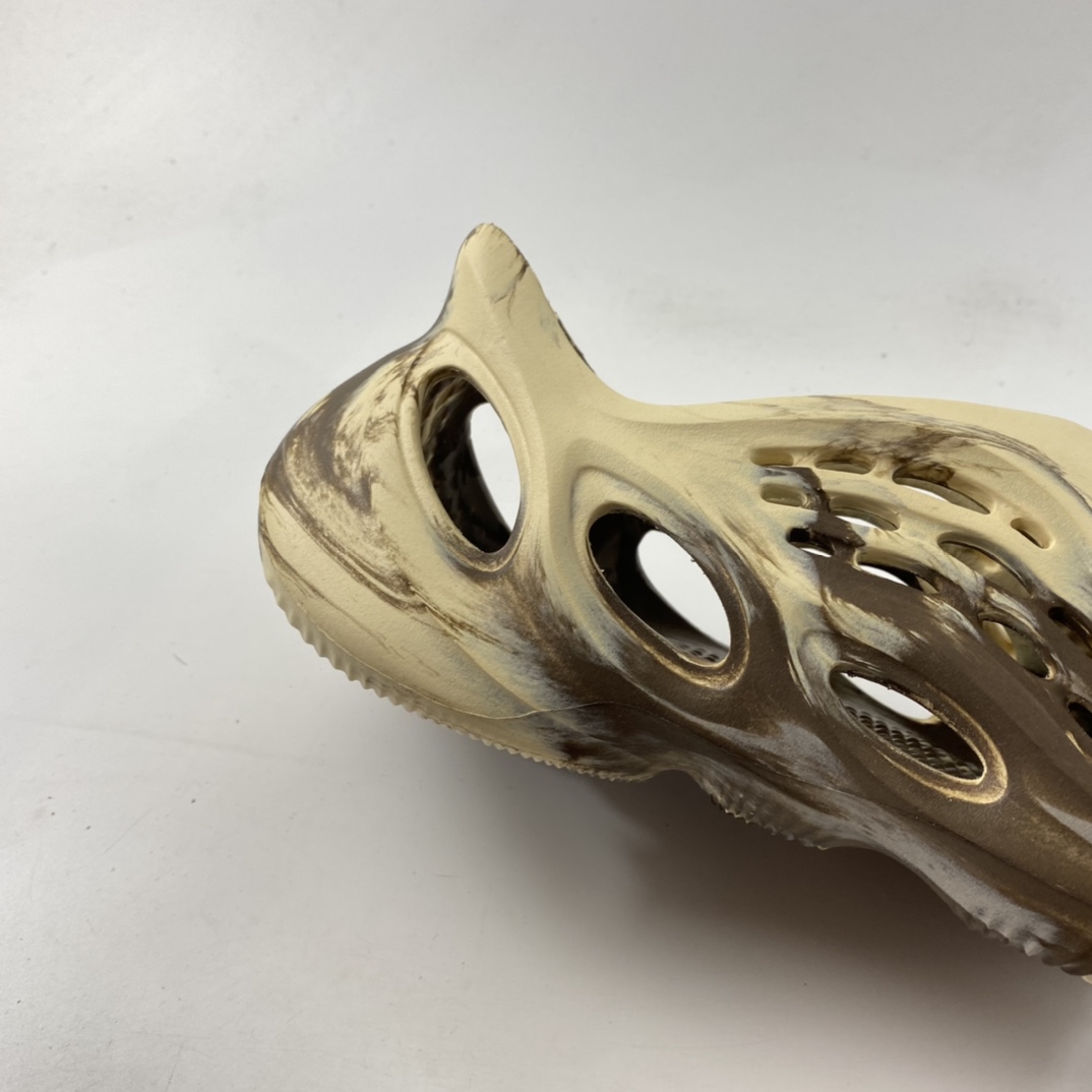 P180 侃爷再度联乘Kanye West x adidas Yeezy Foam Runner Slide 椰子凉鞋 GX8774-莆田鞋,莆田鞋货源,高仿鞋,高仿鞋货源,安福档口,莆田高仿鞋,莆田鞋批发,高仿鞋批发,莆田高仿运动鞋,高仿运动鞋,莆田运动鞋 P180 侃爷再度联乘Kanye West x adidas Yeezy Foam Runner Slide 椰子凉鞋 GX8774