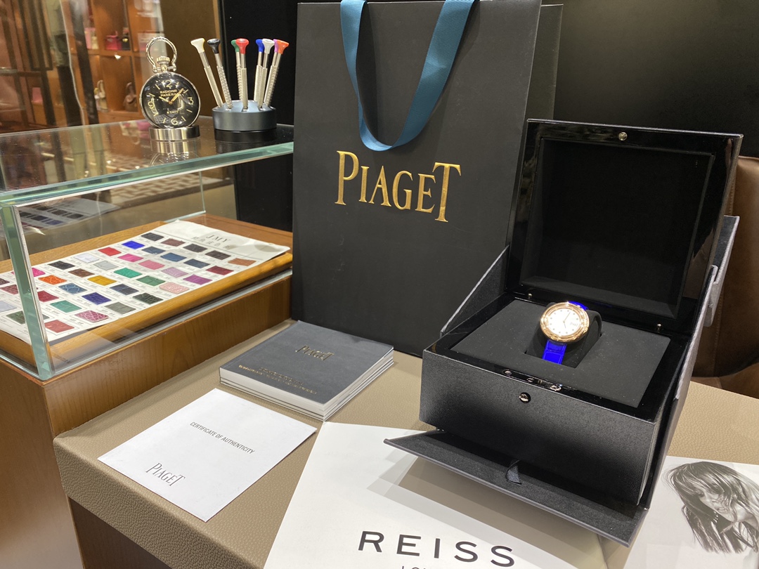 NO:617764,Girls all over the internet listen to me!  Buy it... Piaget's 'Time Comes' top luxury entry-level model. When I first saw it, I was attracted by it. First of all, the appearance design is versatile enough. The rotating bezel can rotate freely, and the outer ring can rotate back and forth. It has a lot of meaning. 'Turn around and meet the extraordinary' together. Versatile medium size 34!  It's very delicate to use, the colorful crocodile skin can be easily disassembled, and it looks high-end. The movement adopts quartz movement imported from Switzerland. The spiral bezel is 316L fine steel and polished. The surface is as bright as a mirror. The dial has 11 round diamonds on the inner ring and 42 round diamonds on the outer ring. Piaget, crocodile skin19860909全网女生听我的！买它…. 伯爵“时来运转”顶级奢侈品入门款 第一眼看到它的时候我一眼就中,首先是外观设计足够百搭,旋转式表圈可自由转动,外层一圈可来回转动 很有寓意、一起“转动,遇见非凡”. 百搭中号34尺寸！上手很秀气,彩色鳄鱼皮可轻松拆卸 看上去就高端, 机芯采用瑞士进口石英机芯,螺旋式表圈316L精钢打磨抛光 表面光亮如镜、表盘内圈钻石刻度 11颗圆形美钻、外圈42颗圆形美钻,,piaget,crocodile skin,Watch