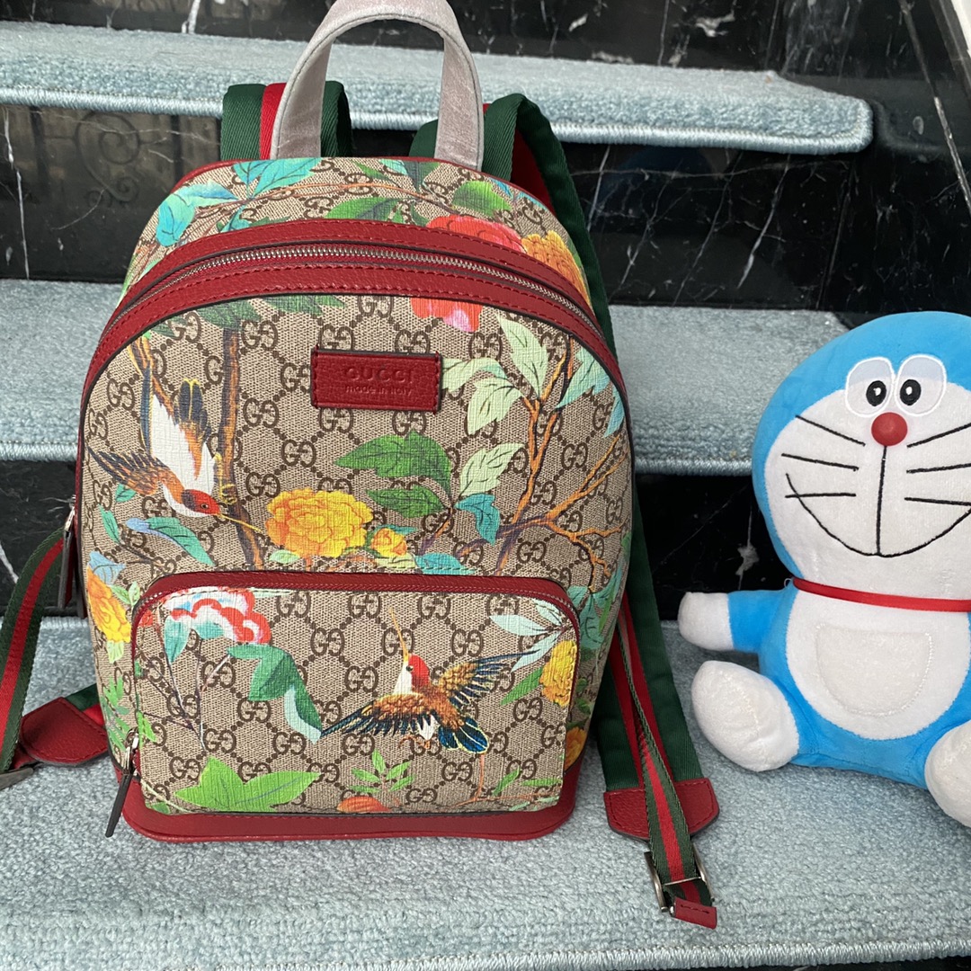 实拍#💰220

款号：427042
尺寸：23.33.14

经典不过时的双肩包🎒
一共2个尺寸 男女都可以背
容量很大！前面还有一个小口袋
外出旅游出行必备！～