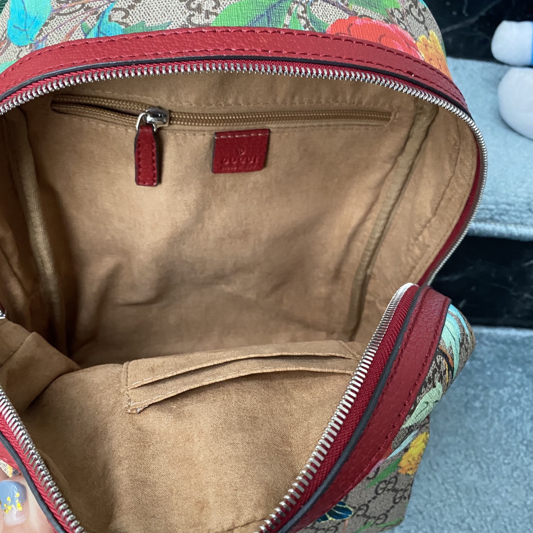 实拍#💰220

款号：427042
尺寸：23.33.14

经典不过时的双肩包🎒
一共2个尺寸 男女都可以背
容量很大！前面还有一个小口袋
外出旅游出行必备！～