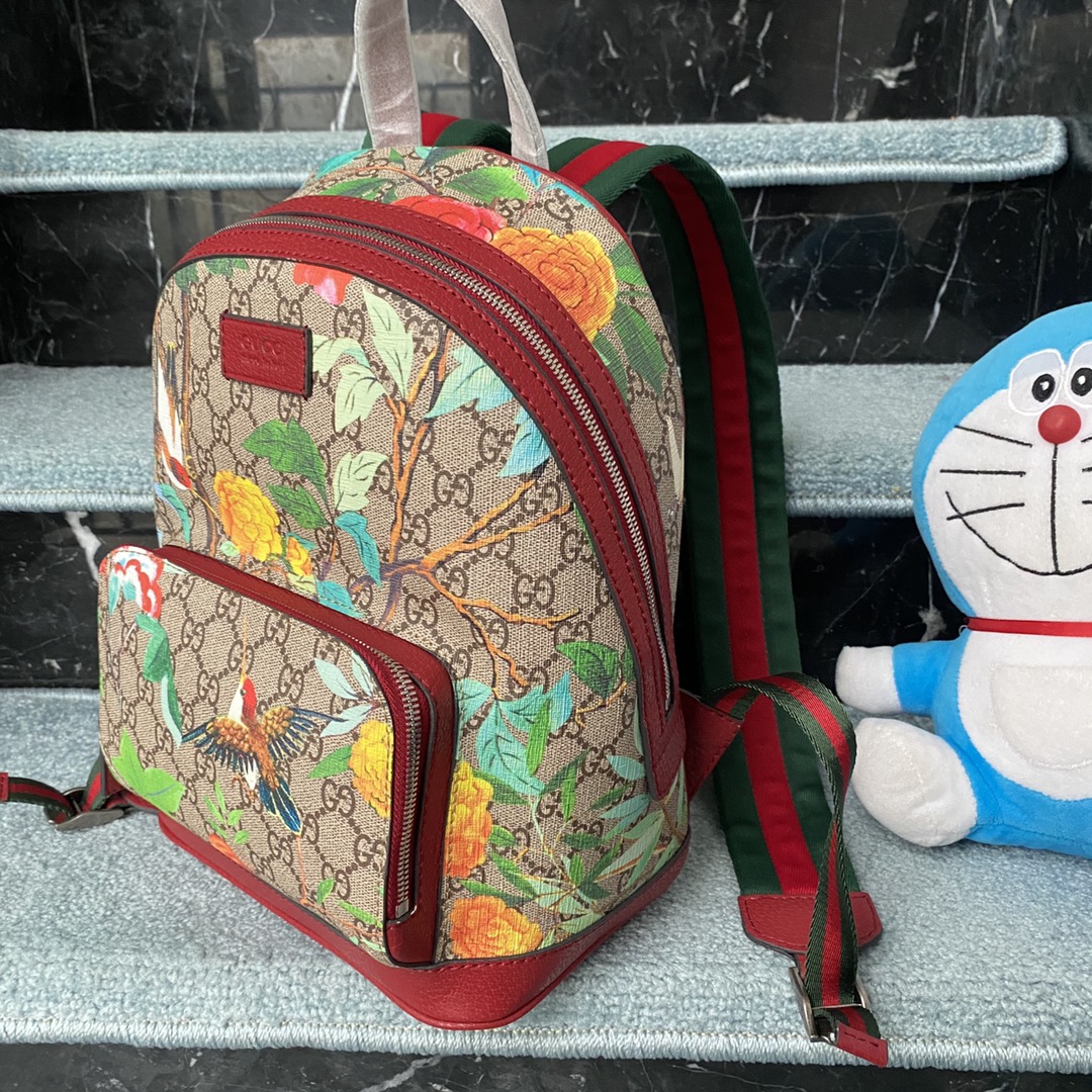 实拍#💰220

款号：427042
尺寸：23.33.14

经典不过时的双肩包🎒
一共2个尺寸 男女都可以背
容量很大！前面还有一个小口袋
外出旅游出行必备！～