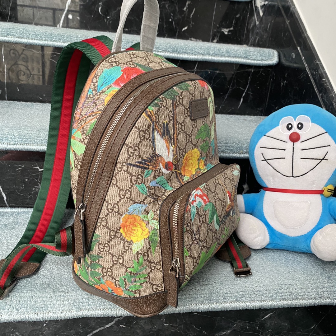 实拍#💰220

款号：427042
尺寸：23.33.14

经典不过时的双肩包🎒
一共2个尺寸 男女都可以背
容量很大！前面还有一个小口袋
外出旅游出行必备！～