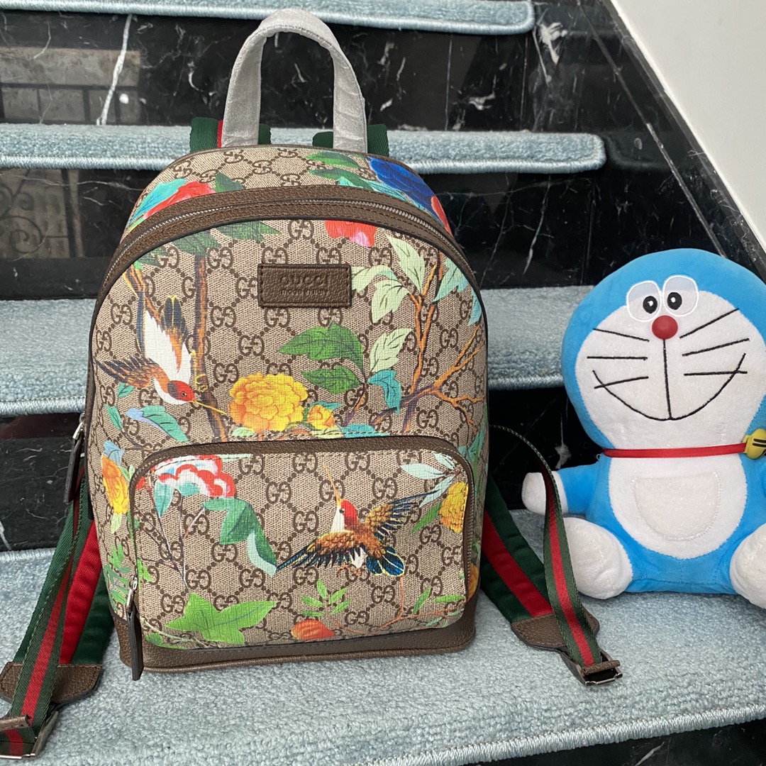 实拍#💰220

款号：427042
尺寸：23.33.14

经典不过时的双肩包🎒
一共2个尺寸 男女都可以背
容量很大！前面还有一个小口袋
外出旅游出行必备！～